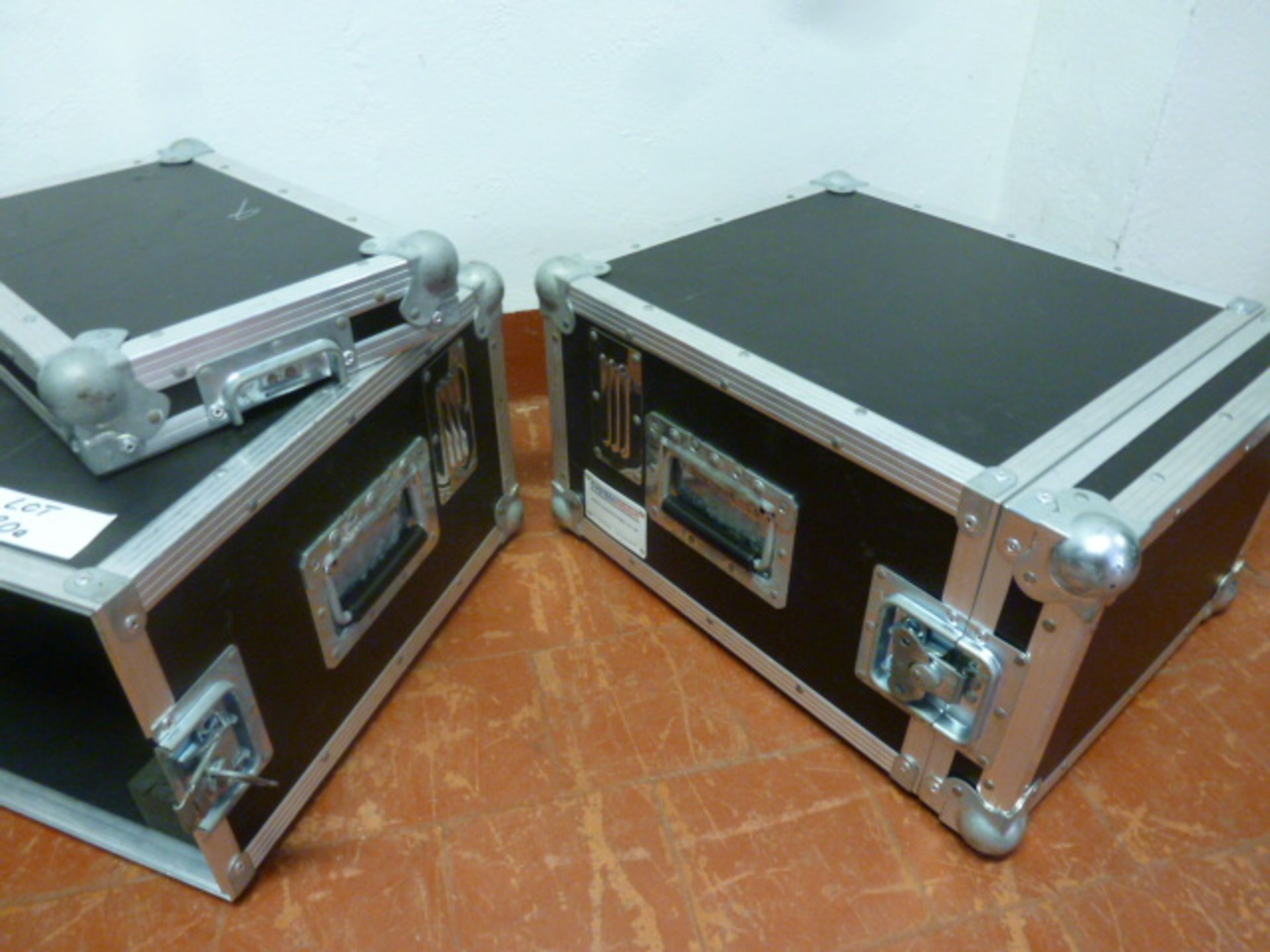 2 x Unbranded Vented Flight Cases. Size (H)27 x (D)50 x (W)40. - Image 3 of 4