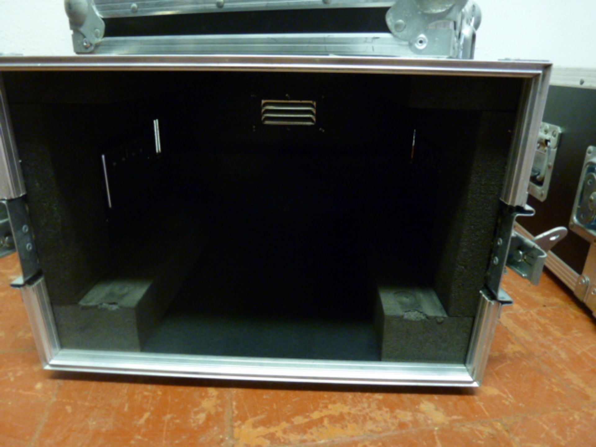 2 x Unbranded Vented Flight Cases. Size (H)27 x (D)50 x (W)40. - Image 2 of 4