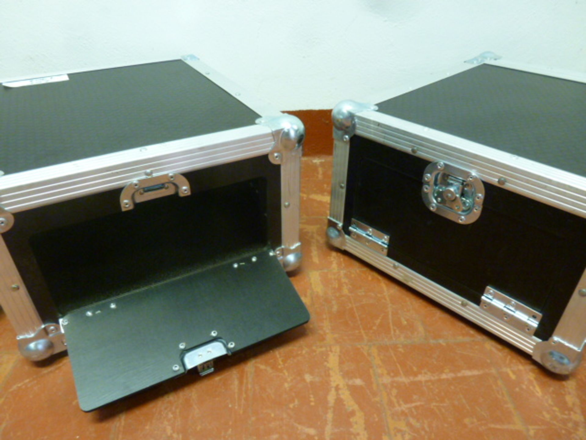 2 x Unbranded Vented Flight Cases. Size (H)24x (D)50 x (W)40. - Image 4 of 4