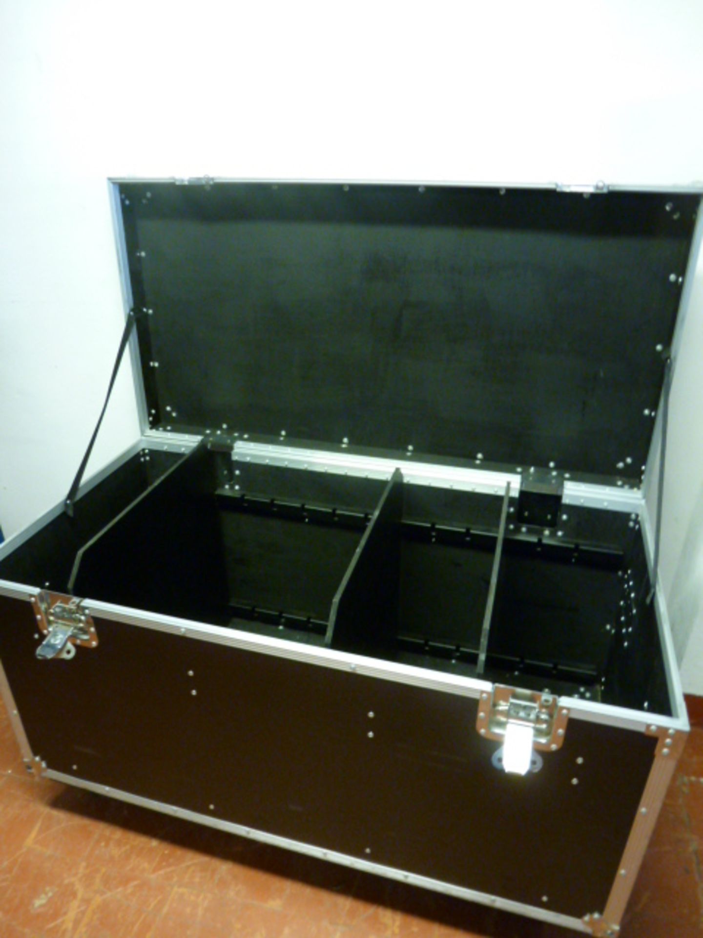 Spider Cable Trunk Flight Case, with 3 Removable Dividers, on Castors. Size (H)78cm x (D)62cm x (W) - Image 2 of 4