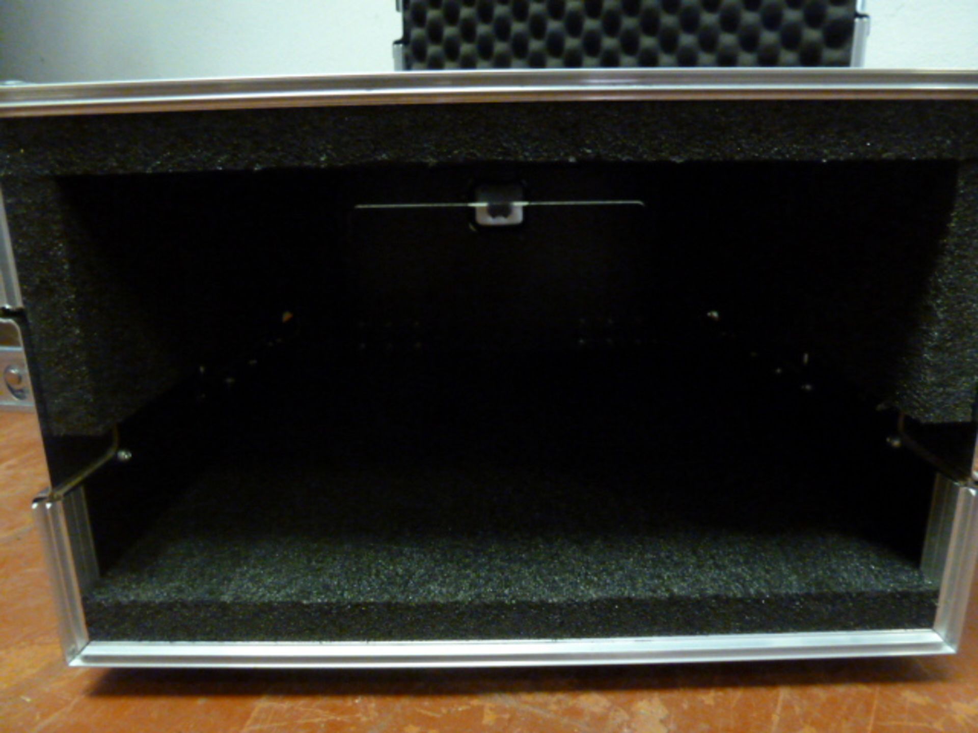 2 x Unbranded Vented Flight Cases. Size (H)24x (D)50 x (W)40. - Image 2 of 4