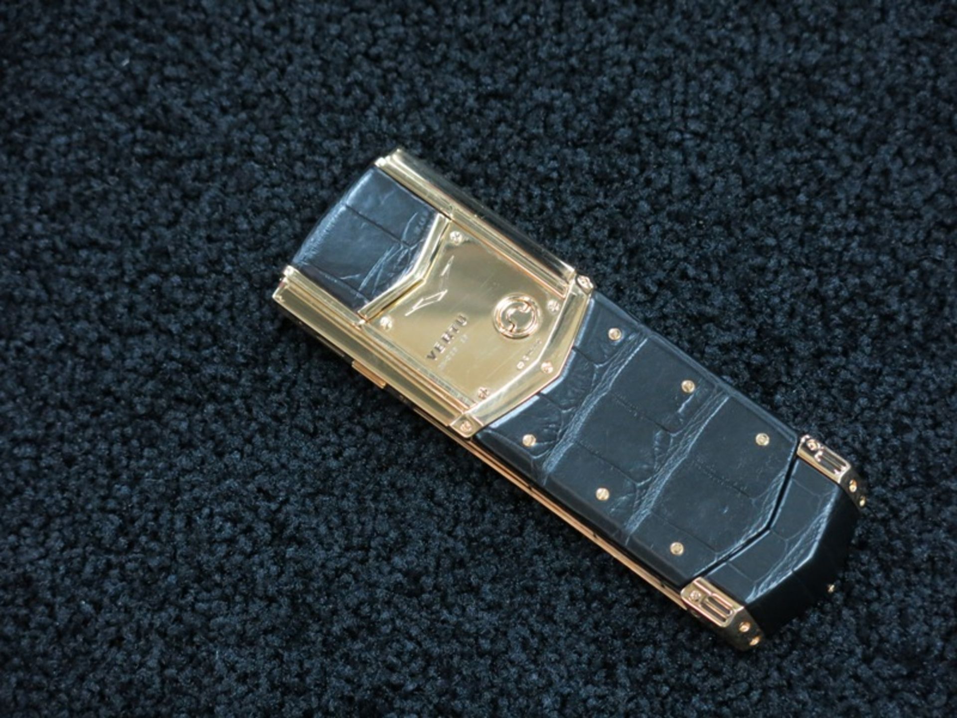 Vertu 18kt Yellow Gold Signature S Phone. Furnished with Black Alligator Leather, Ceramic Pillow, - Image 4 of 4