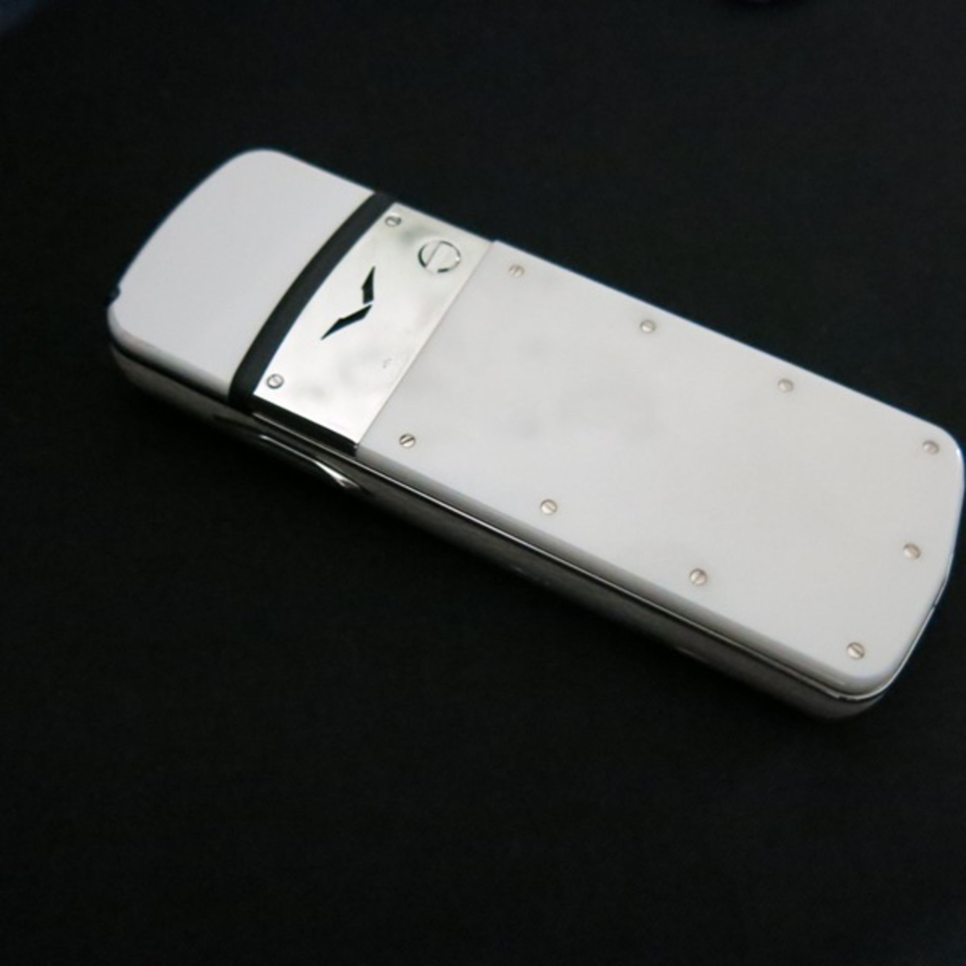 Vertu Signature Classic Phone in Platinum (950) with Platinum Functional Keys & Outer Cover. - Image 2 of 3