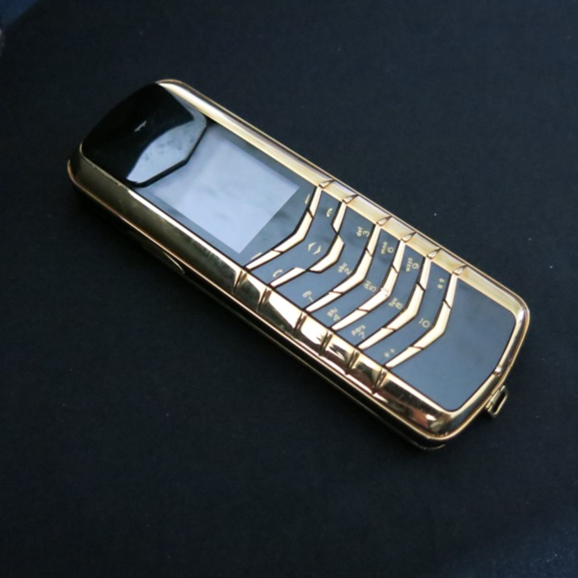 Vertu Signature Classic Phone in 18kt Brushed Yellow Gold with 18kt Polished Yellow Gold - Image 5 of 7