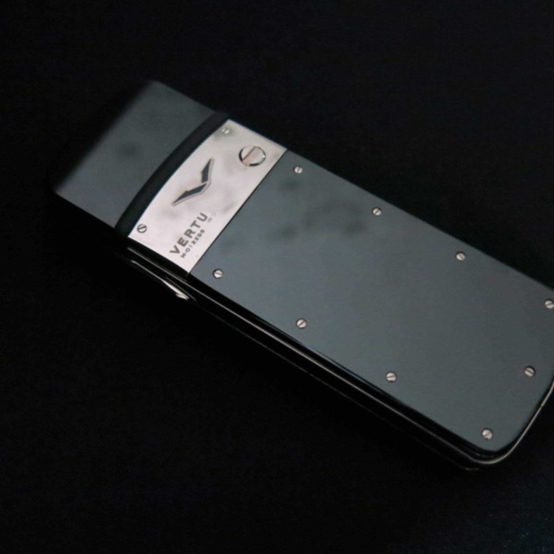 Vertu Signature Classic Phone in 18kt White Gold Phone with Full Pave Diamond Outer Cover & 18kt - Image 3 of 7