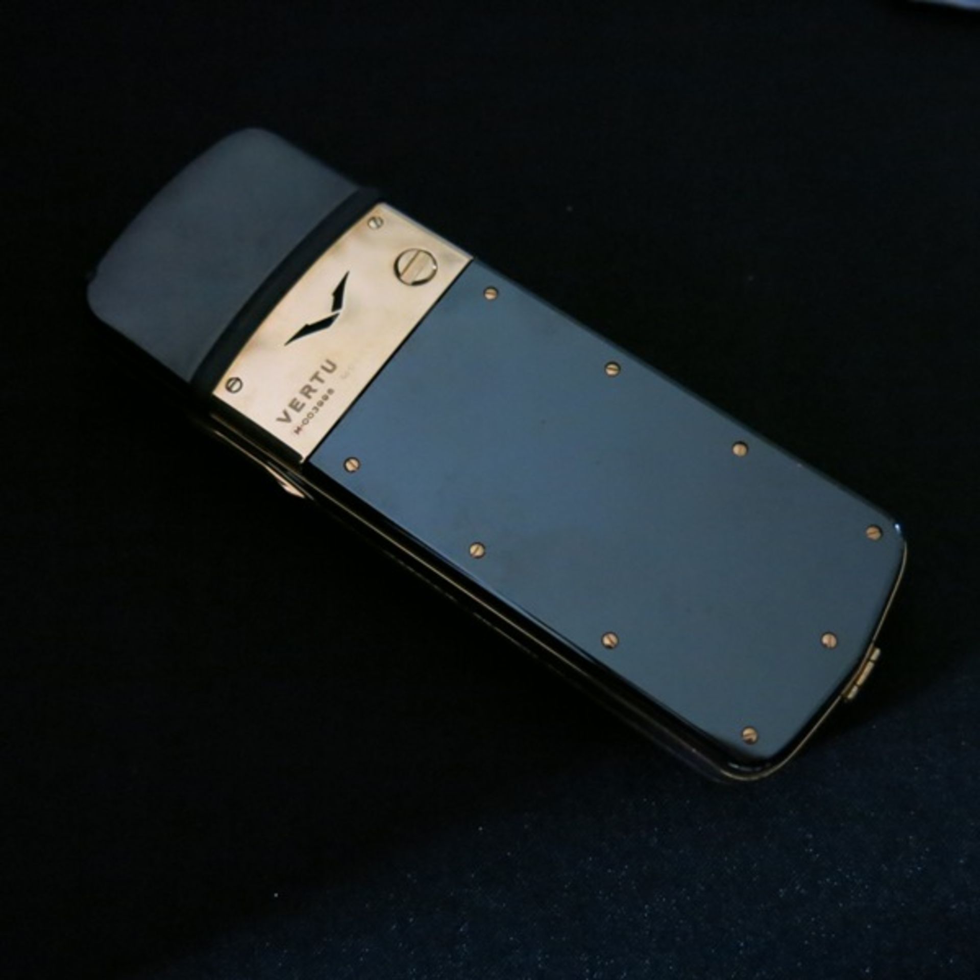 Vertu Signature Classic Phone in 18kt Brushed Yellow Gold with 18kt Polished Yellow Gold - Image 2 of 7