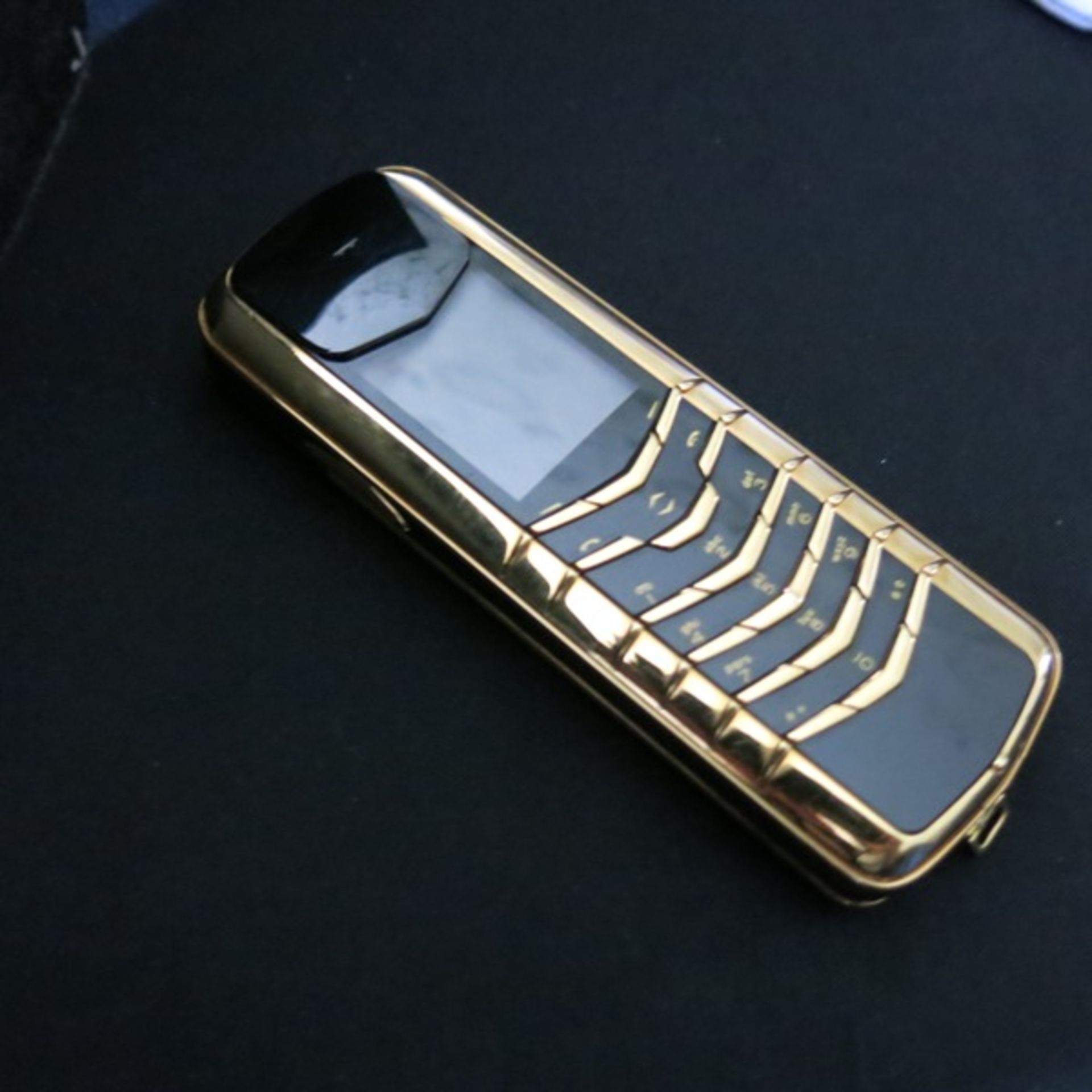 Vertu Signature Classic Phone in 18kt Brushed Yellow Gold with 18kt Polished Yellow Gold - Image 6 of 7