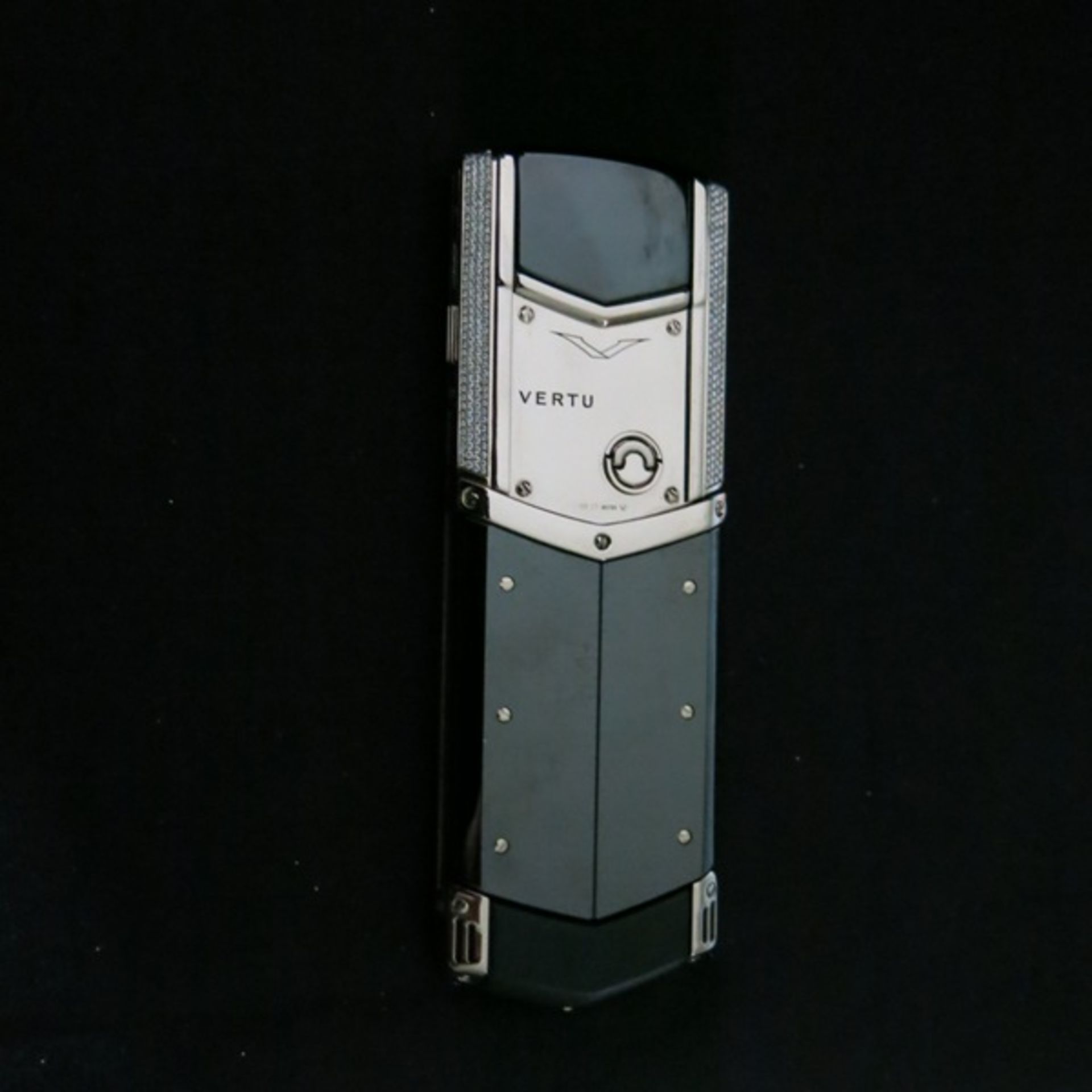 Vertu 18kt White Gold Signature S Phone with White Gold Pave Diamond Side Cheeks & IHF Ports. - Image 2 of 4