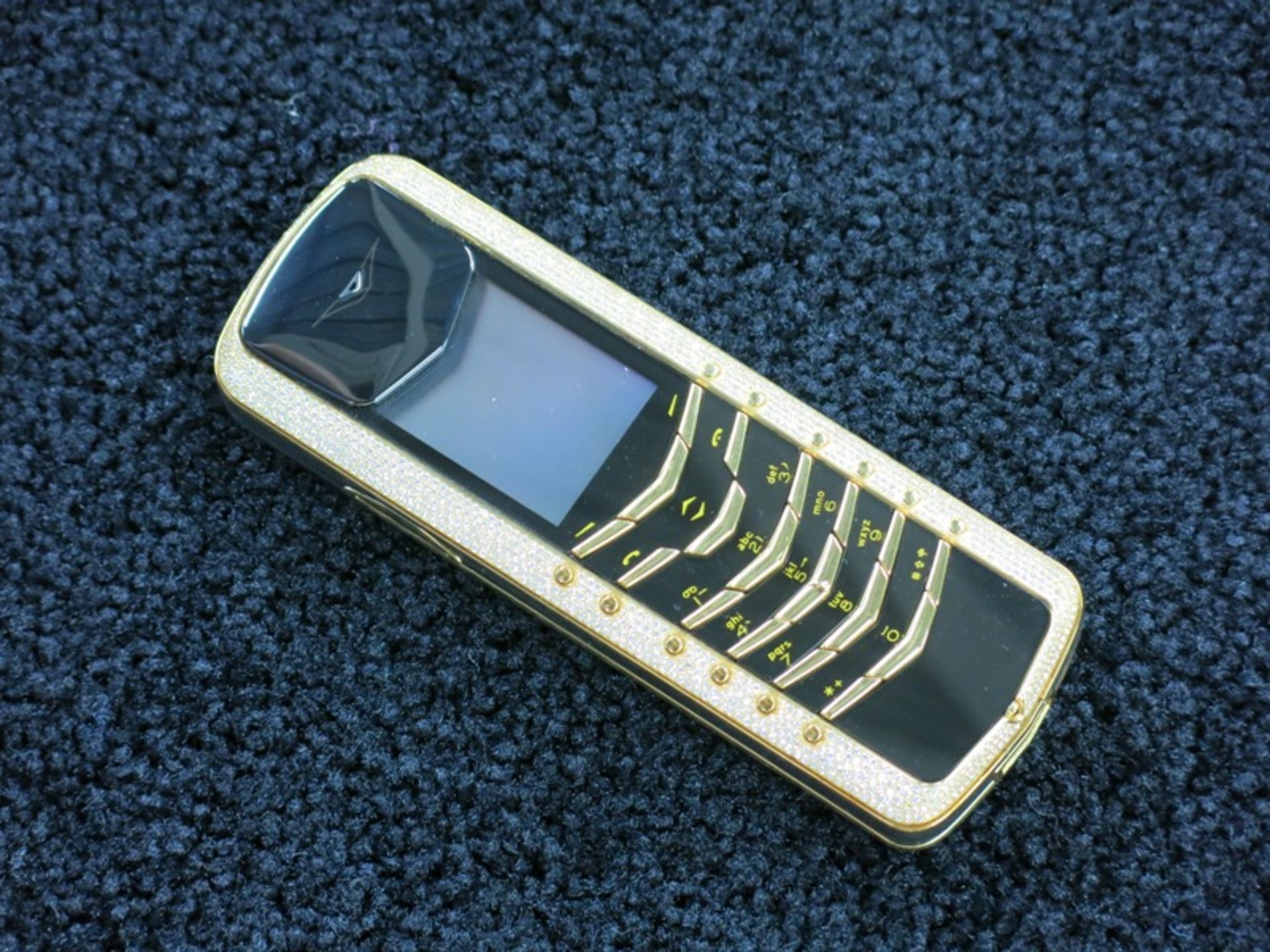 Vertu Signature Classic Phone in 18kt Yellow Gold with Full Pave Diamond Outer Cover & 18kt Yellow - Image 4 of 5