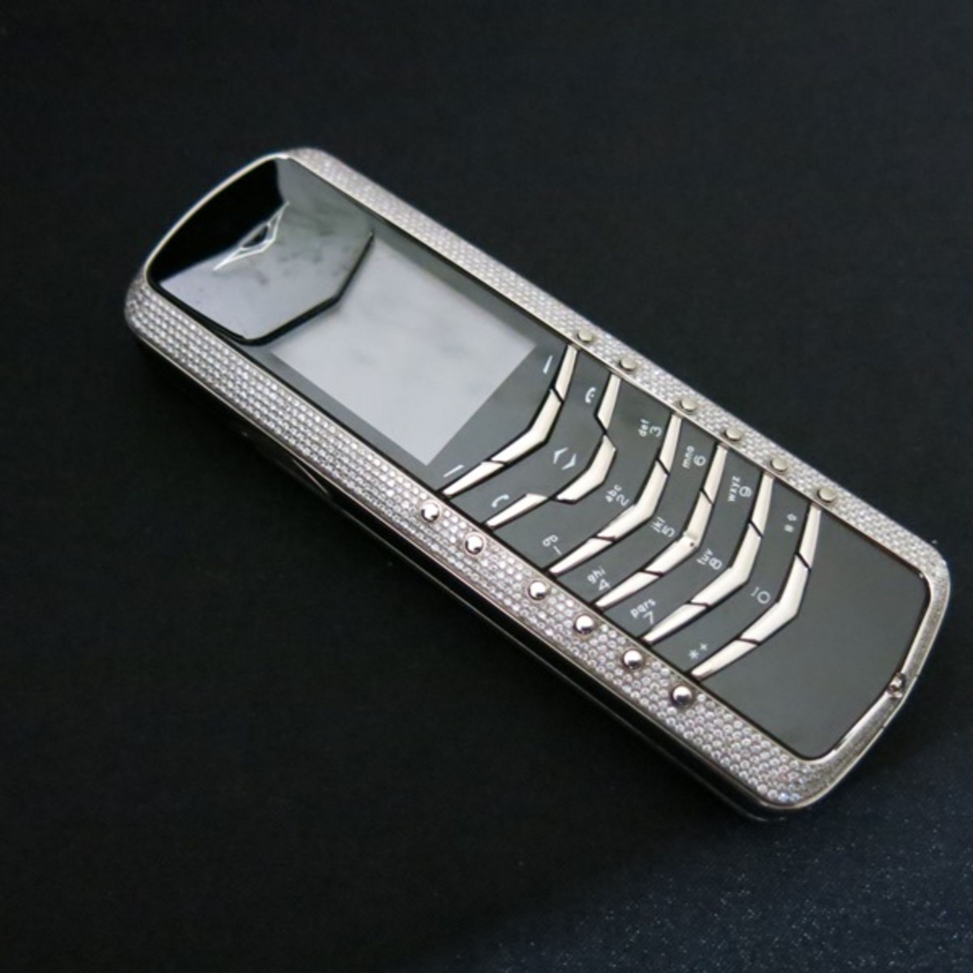 Vertu Signature Classic Phone in 18kt White Gold Phone with Full Pave Diamond Outer Cover & 18kt - Image 2 of 7