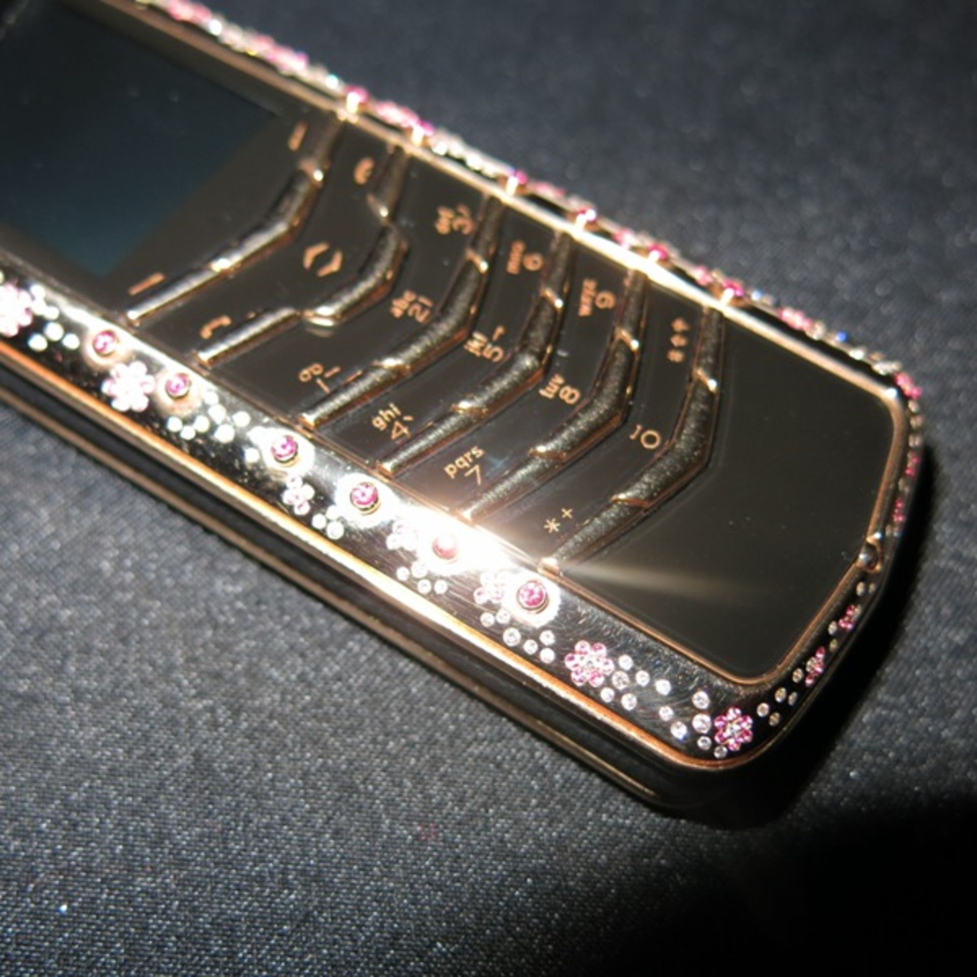 Vertu Signature Classic Phone in 18kt Red Gold, Set with Detailed Floral Designed Rubies & - Image 4 of 7