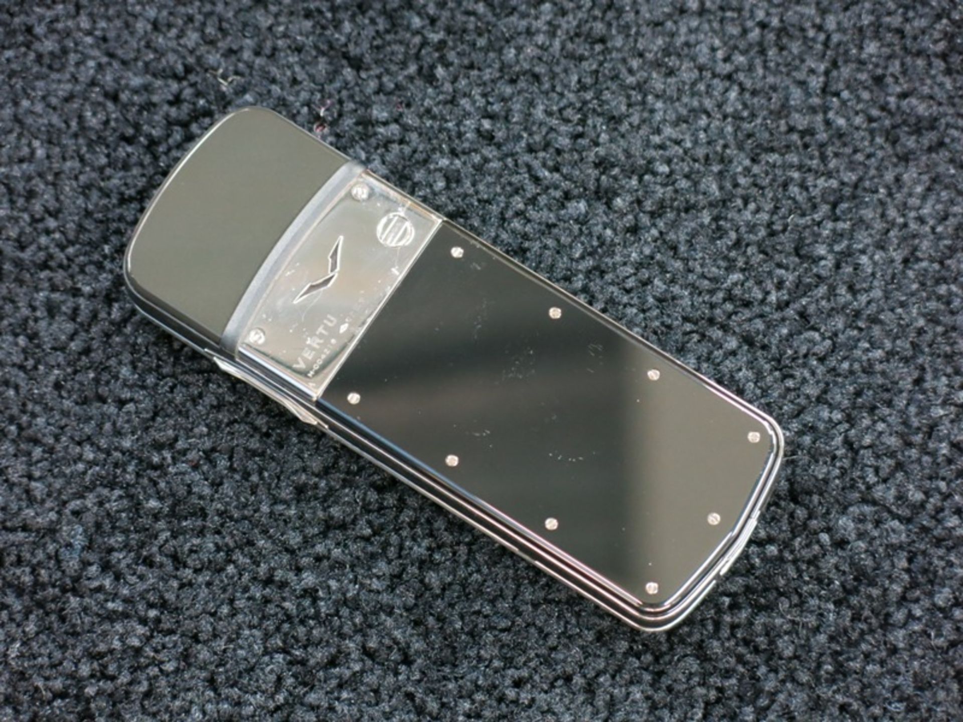 Vertu Signature Classic Phone in Platinum (950) with Platinum Functional Keys & Outer Cover. - Image 5 of 5