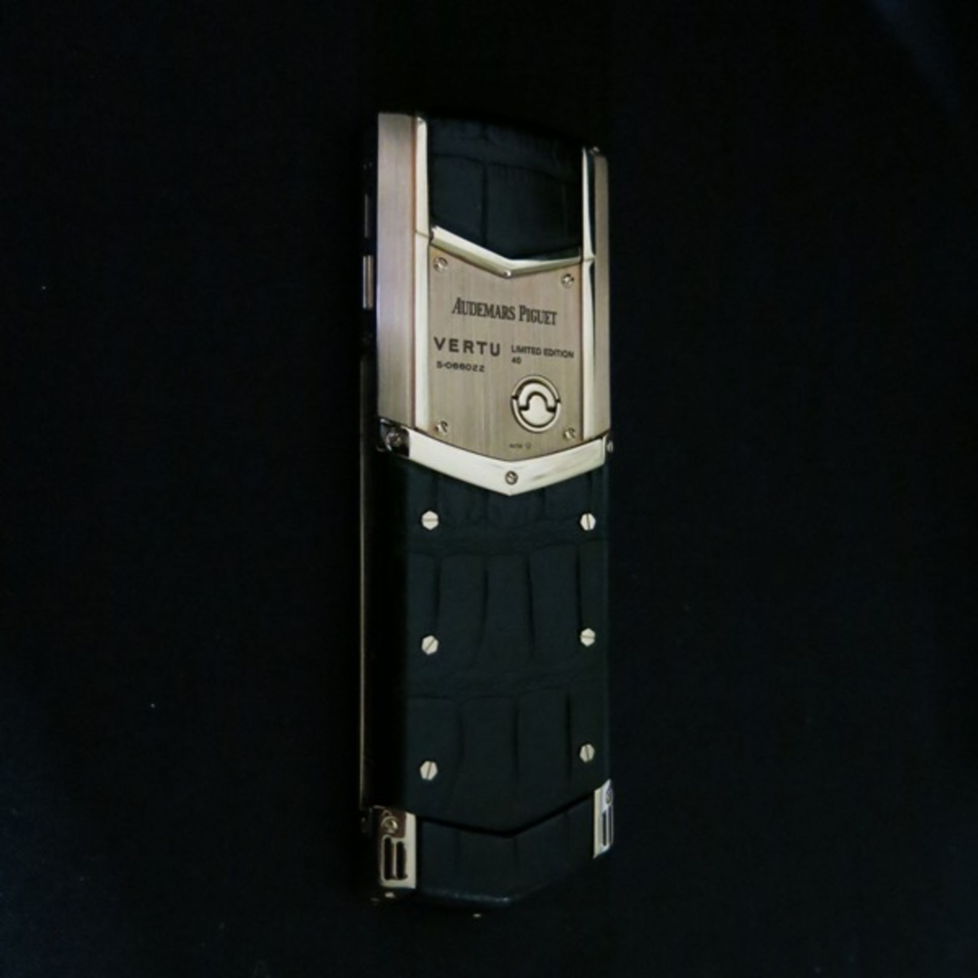 Vertu 18kt Brushed Red Gold Signature S Phone. Designed for AUDEMARS PIGUET Partnership with - Image 4 of 5