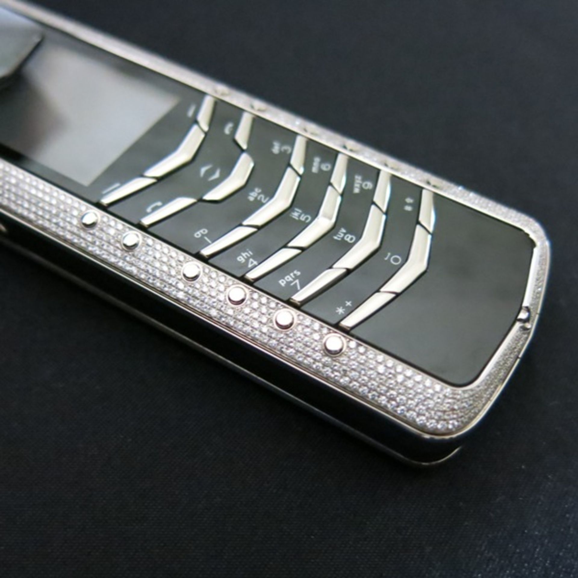 Vertu Signature Classic Phone in 18kt White Gold Phone with Full Pave Diamond Outer Cover & 18kt - Image 5 of 7