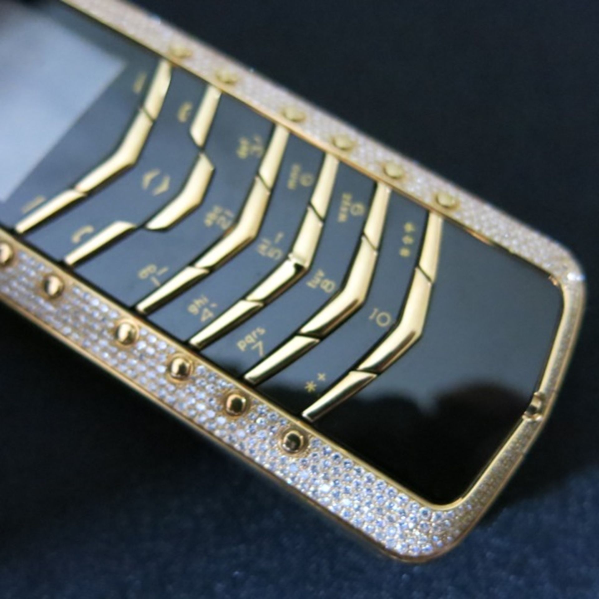 Vertu Signature Classic Phone in 18kt Yellow Gold with Full Pave Diamond Outer Cover & 18kt Yellow - Image 3 of 5