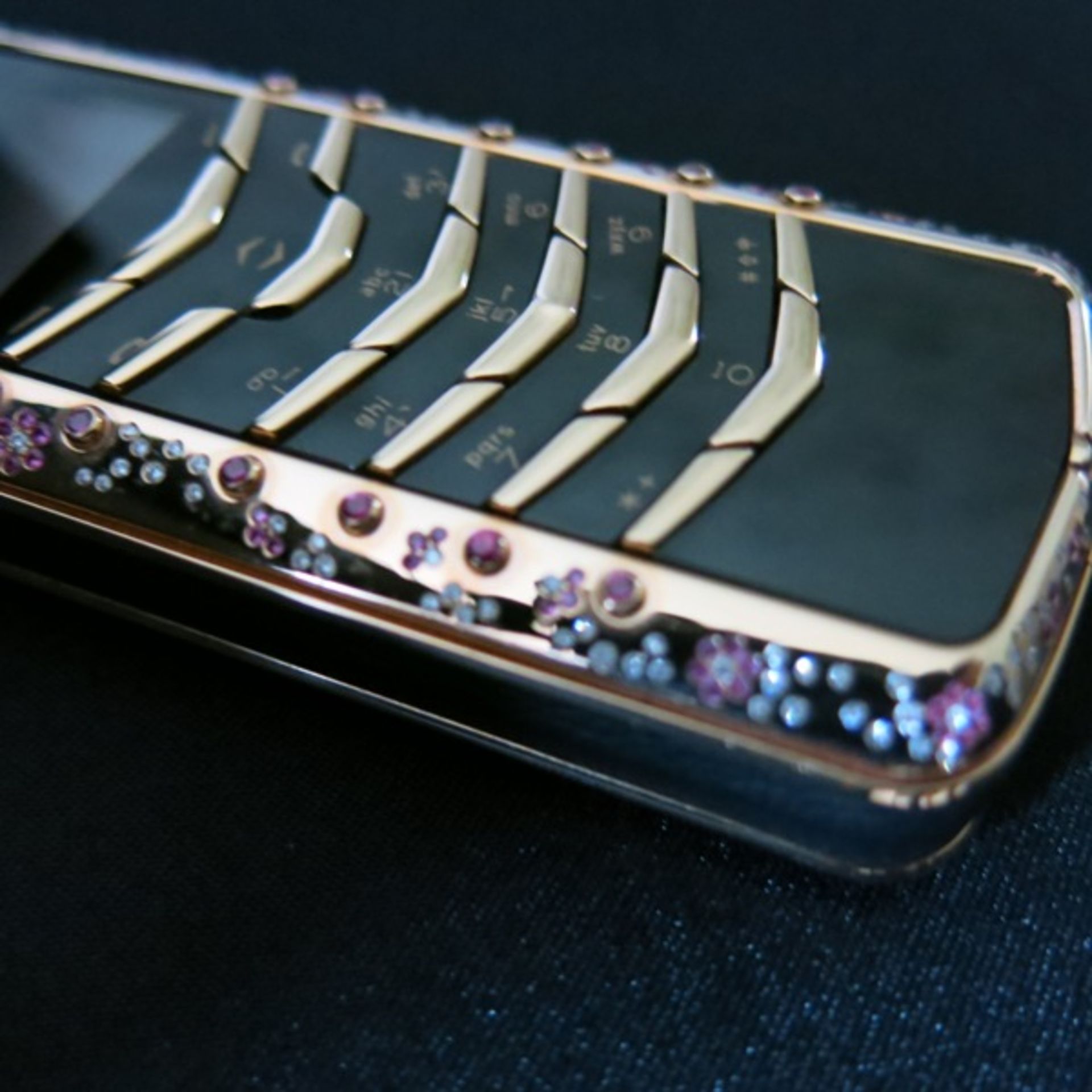 Vertu Signature Classic Phone in 18kt Red Gold, Set with Detailed Floral Designed Rubies & - Image 5 of 7