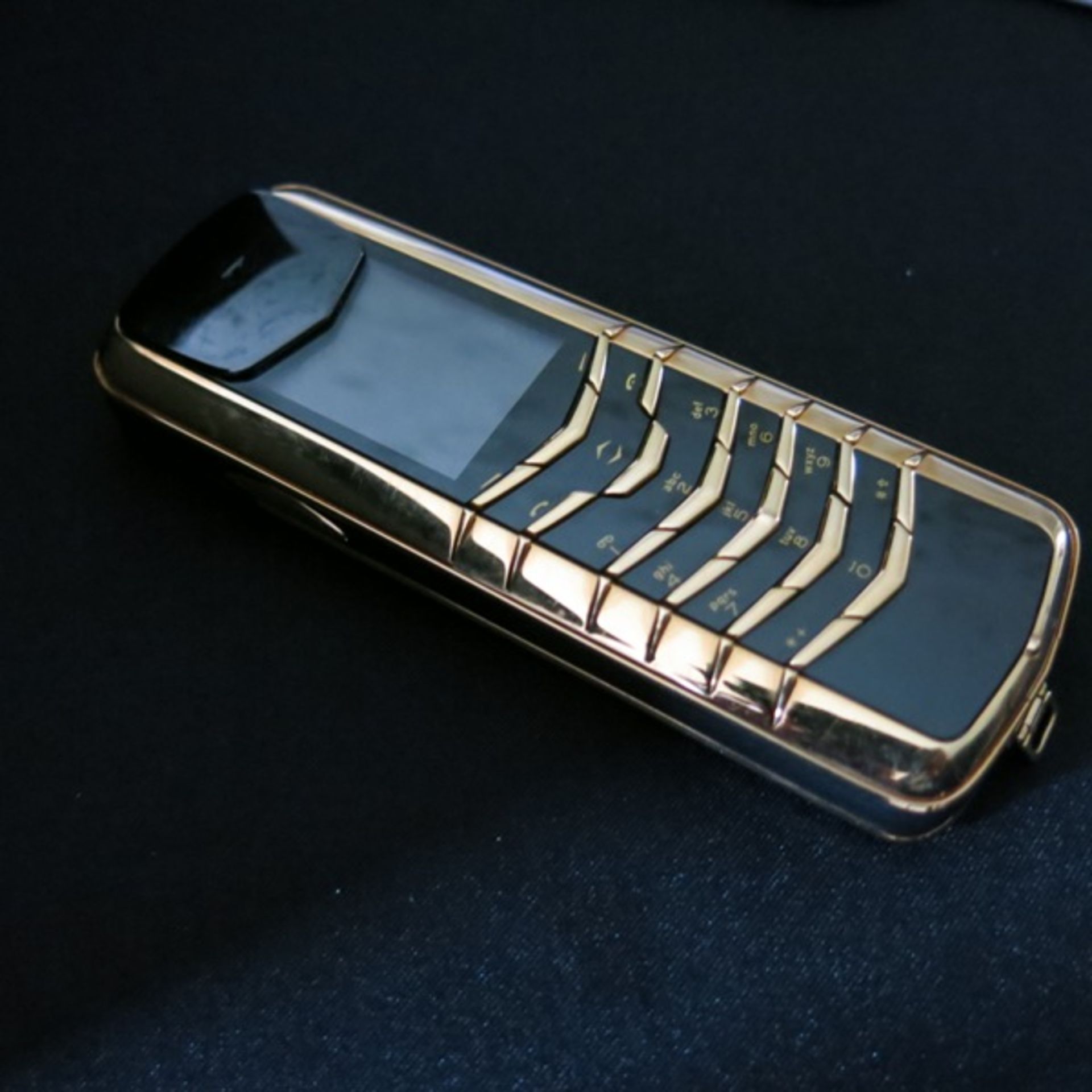 Vertu Signature Classic Phone in 18kt Brushed Yellow Gold with 18kt Polished Yellow Gold