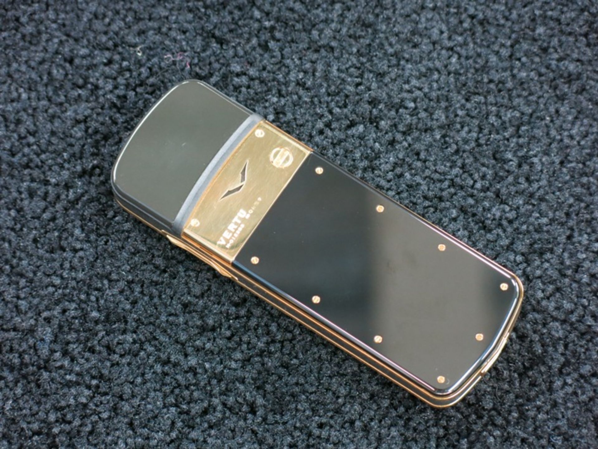 Vertu Signature Classic Phone in 18kt Yellow Gold with Full Pave Diamond Outer Cover & 18kt Yellow - Image 5 of 5