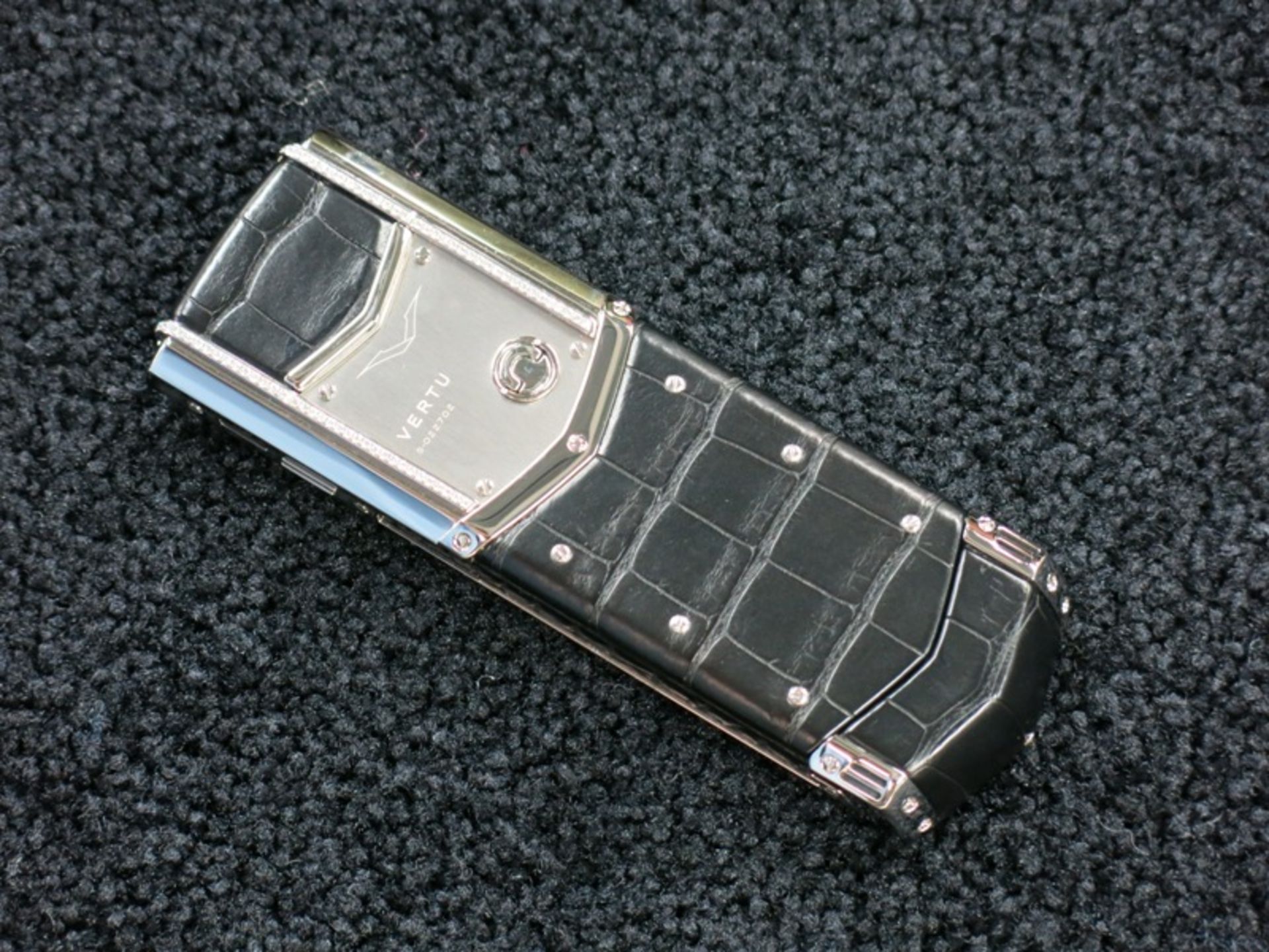 Vertu Signature S Phone with Diamond Pillow Frame & Polished Stainless. Furnished with Ceramic - Image 2 of 6