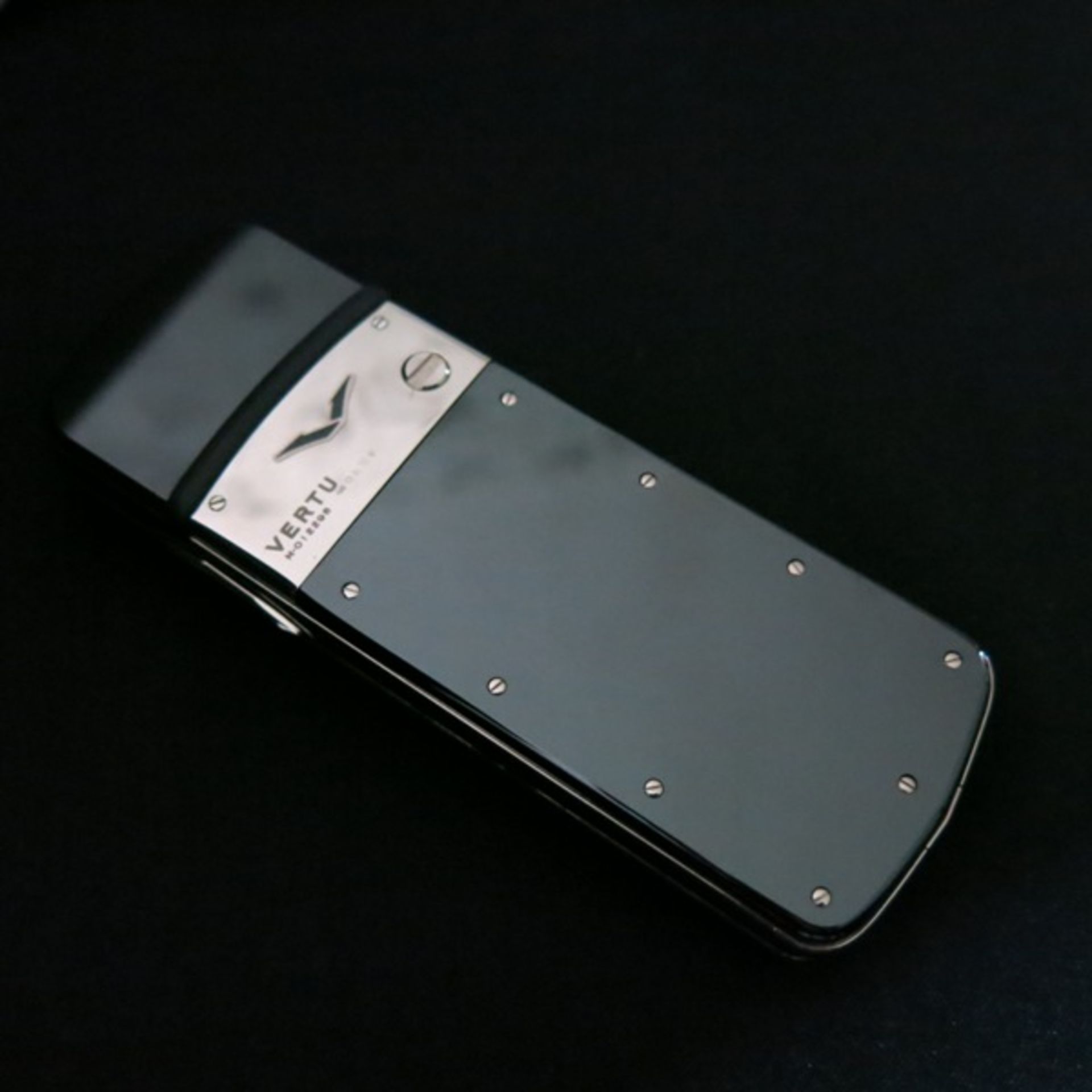 Vertu Signature Classic Phone in 18kt White Gold Phone with Full Pave Diamond Outer Cover & 18kt - Image 4 of 7