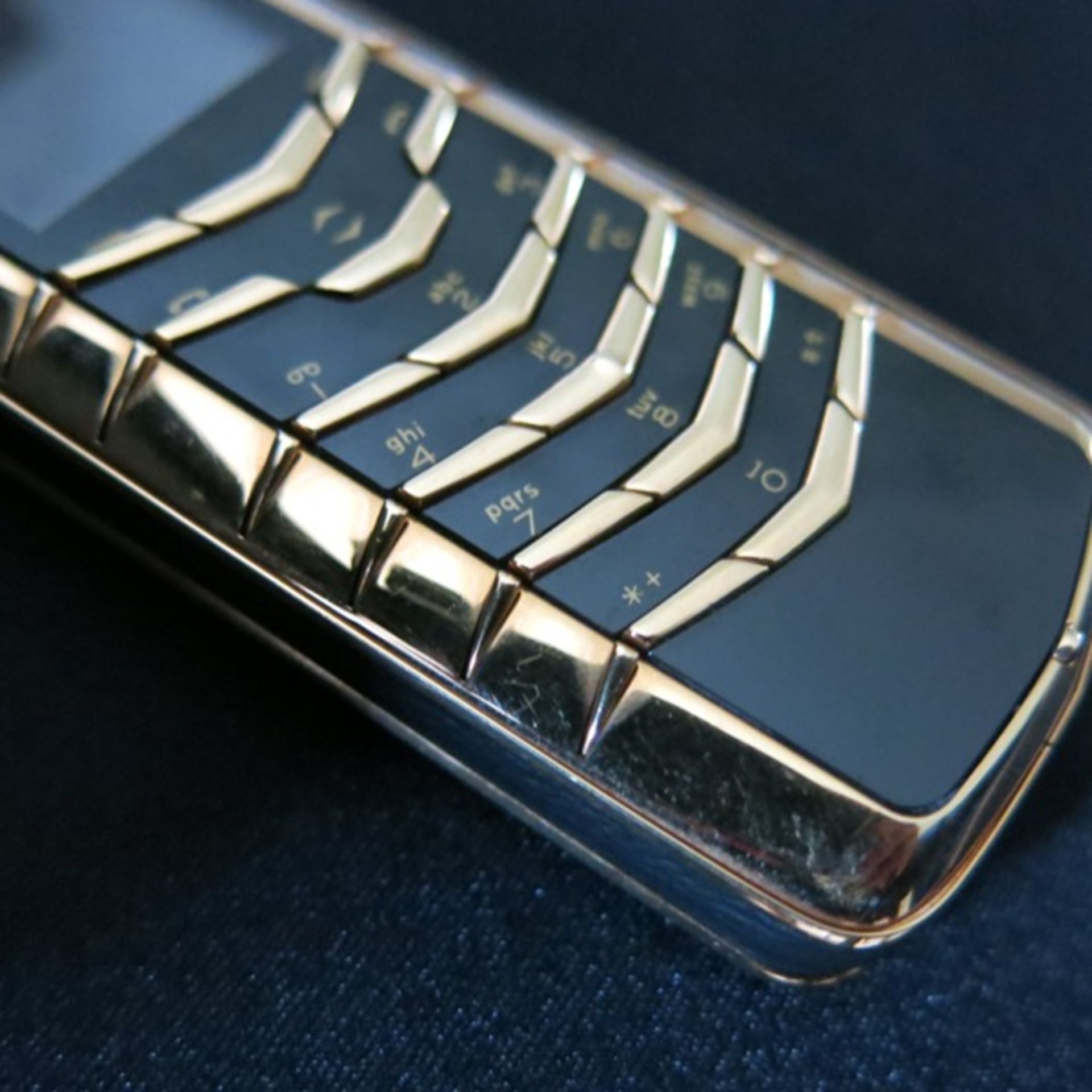 Vertu Signature Classic Phone in 18kt Brushed Yellow Gold with 18kt Polished Yellow Gold - Image 4 of 7