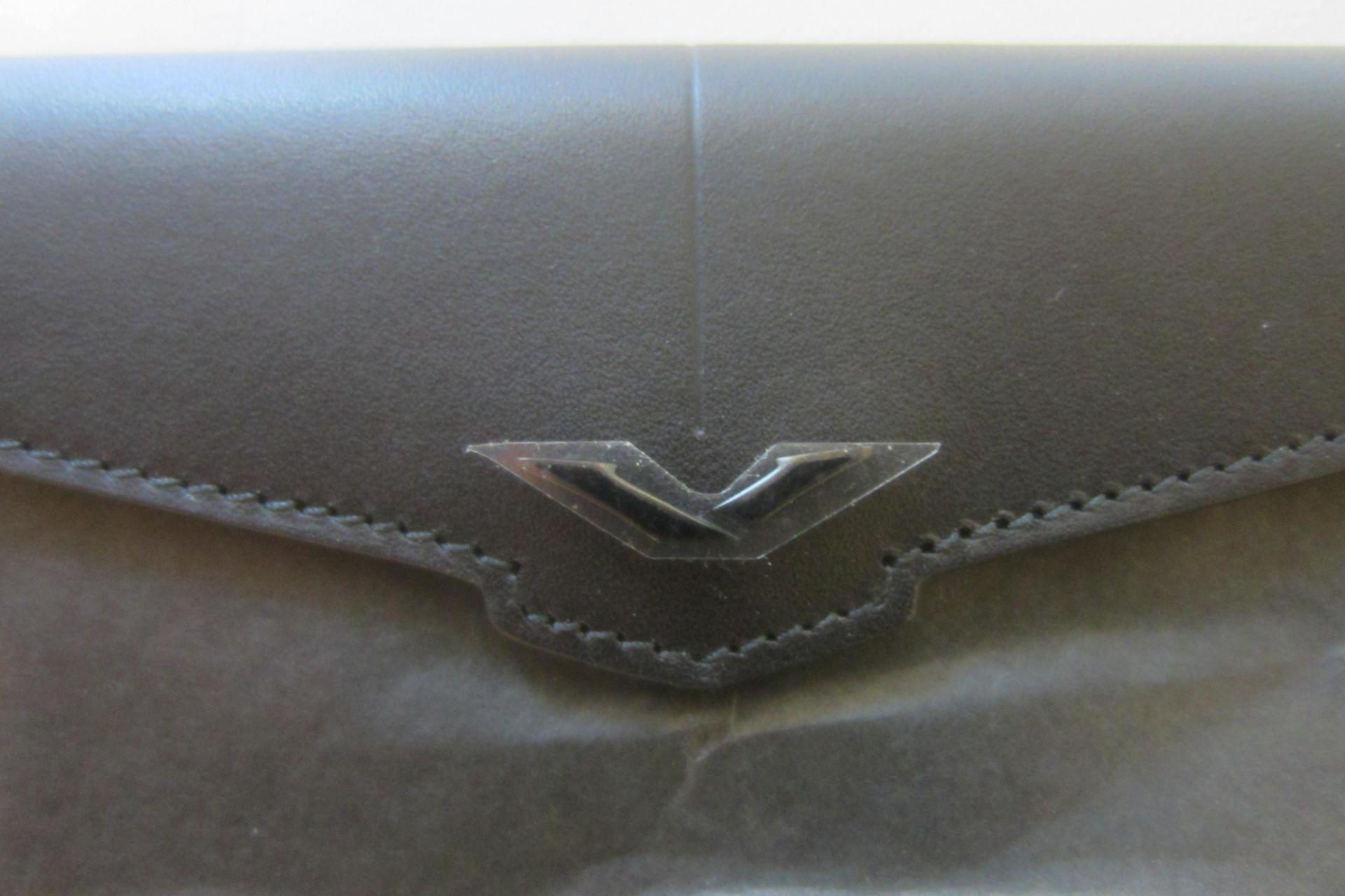 Signature S Black Leather Case with Black "V" Insignia - Bild 2 aus 2