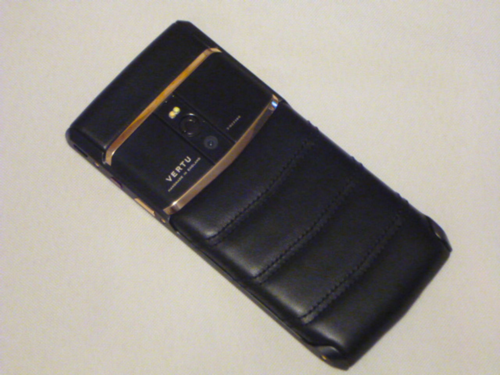 Vertu Signature Touch Phone, Jet Black with Rose Gold Detailing, S/N 3-023296. Comes with Sales Pack - Bild 2 aus 2