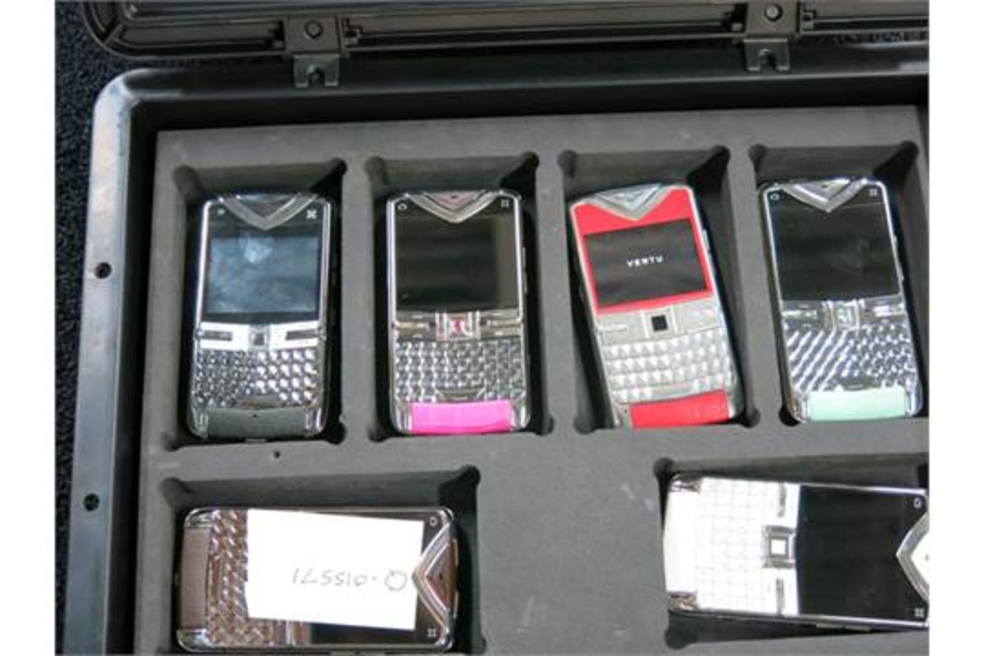 Re-Offered Due to Default by Buyer: Archive Collection of 23 Vertu Constellation Quest Phones - Bild 3 aus 13