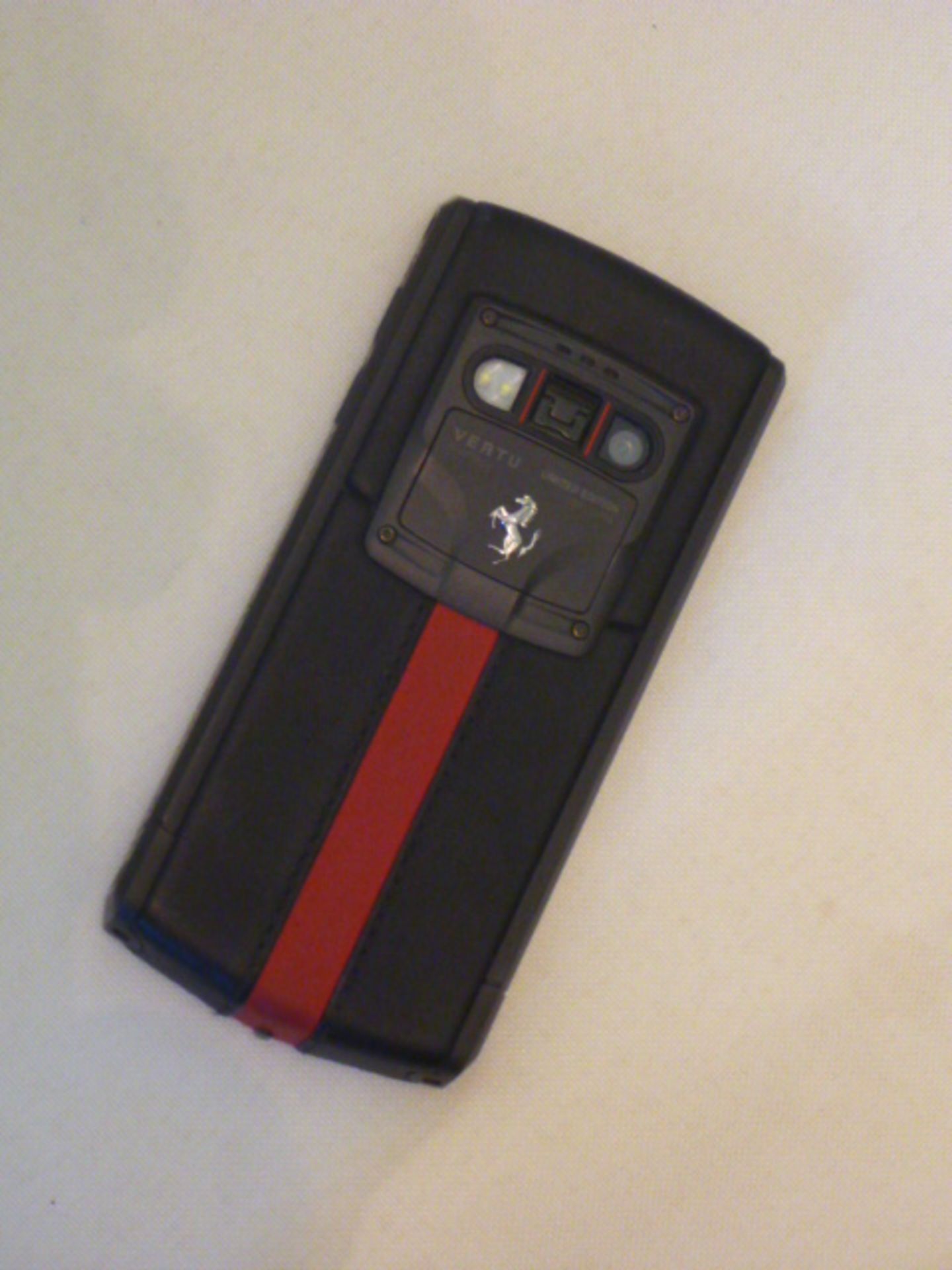 Vertu Ti Touch Phone, Ferrari Edition, Titanium Case, Carbon Fibre Pillow & Keys, Two Tone Black/Red - Bild 2 aus 5