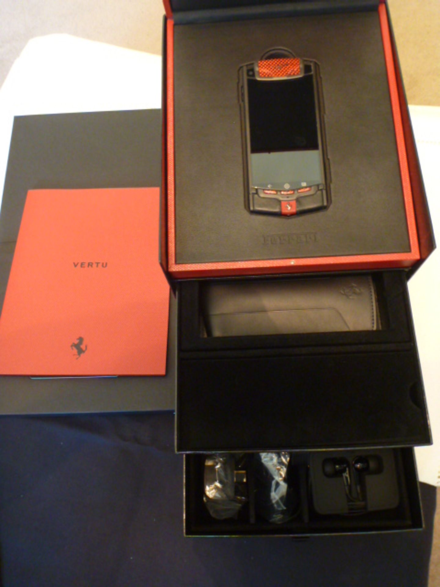 Vertu Ti Touch Phone, Ferrari Edition, Titanium Case, Carbon Fibre Pillow & Keys, Two Tone Black/Red - Bild 4 aus 5