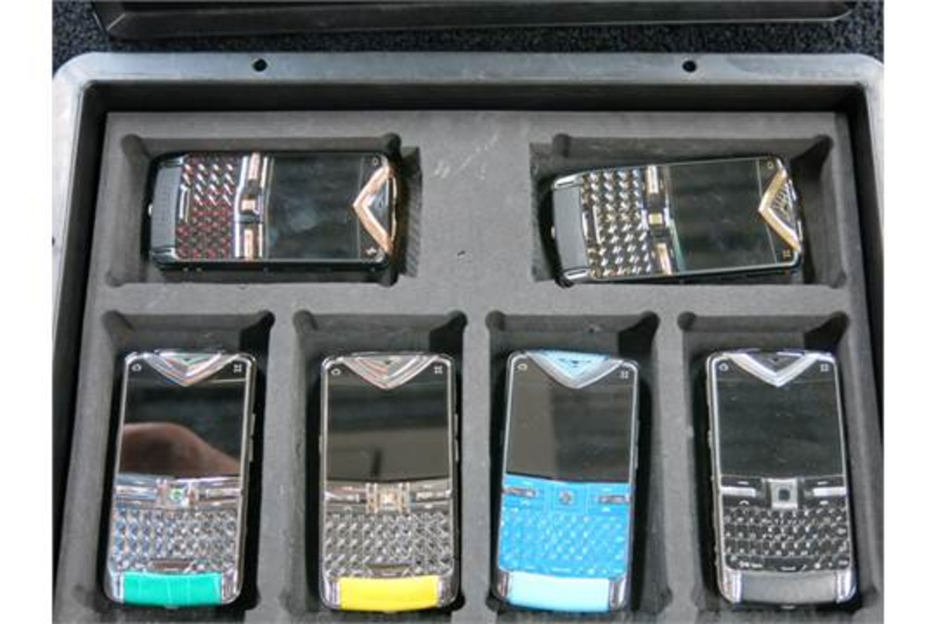 Re-Offered Due to Default by Buyer: Archive Collection of 23 Vertu Constellation Quest Phones - Bild 4 aus 13