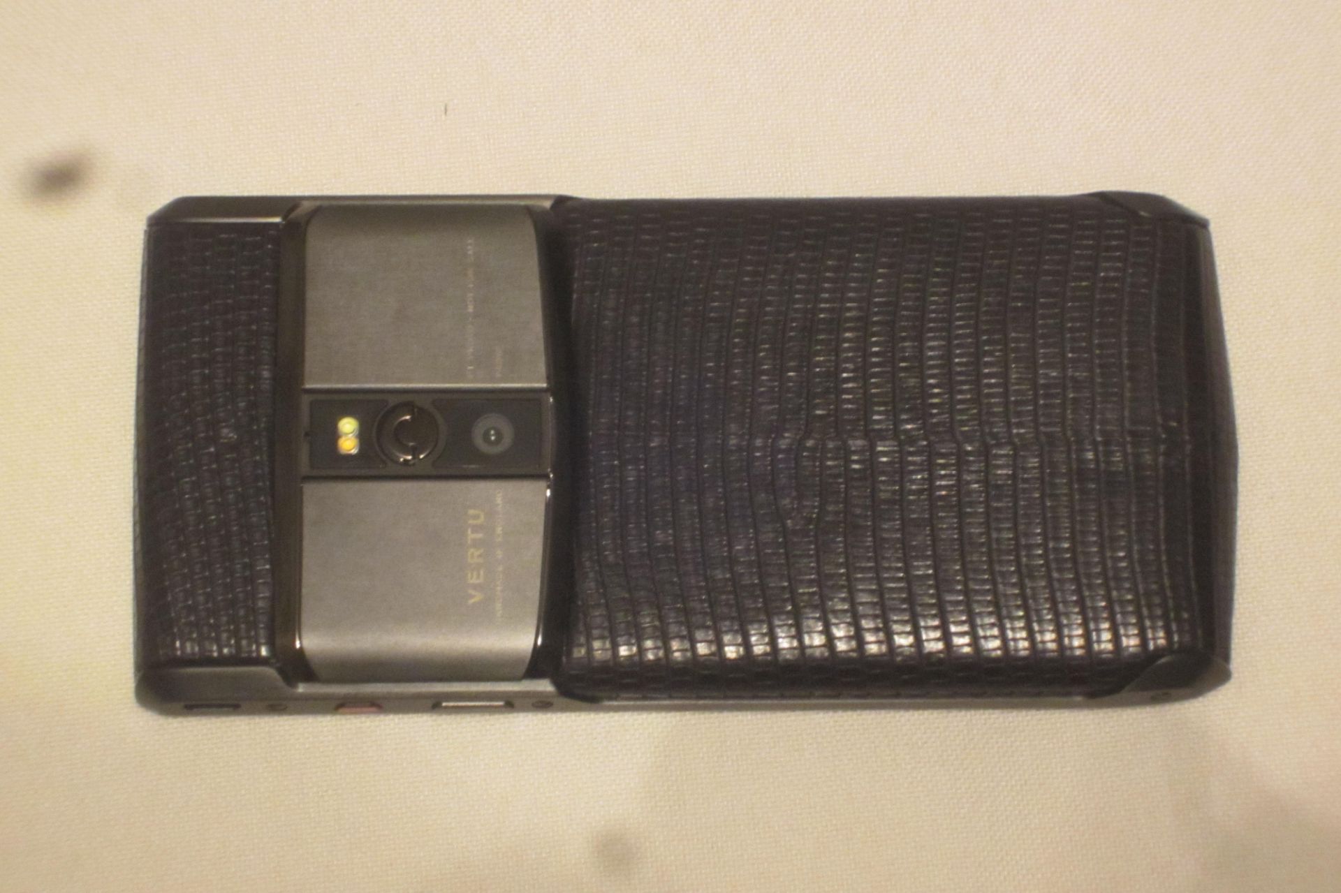 Vertu Signature Touch Finished in Pure Jet Lizard - Image 3 of 4