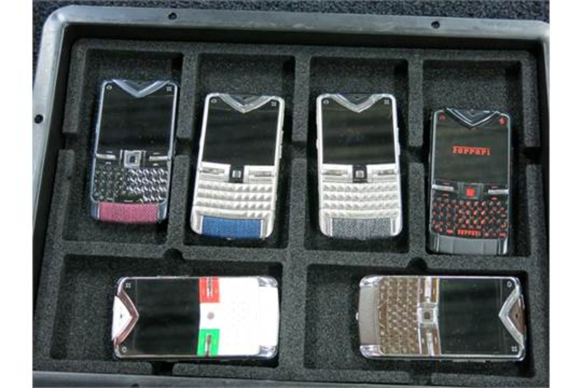 Re-Offered Due to Default by Buyer: Archive Collection of 23 Vertu Constellation Quest Phones - Bild 2 aus 13