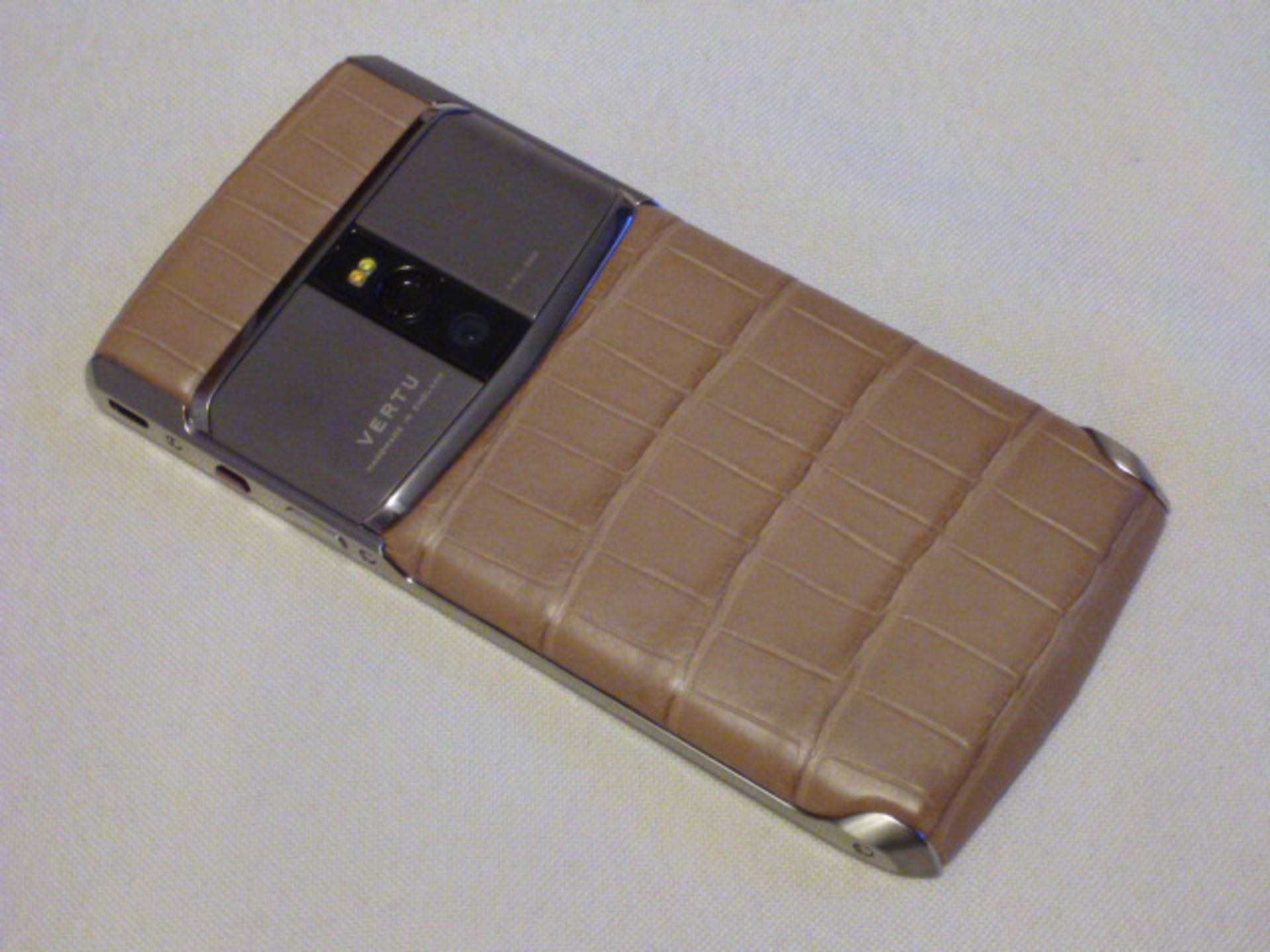 Vertu Signature Touch Phone, Almond Alligator GL2. S/N 3-021609. Comes with Sales Pack, Charging - Bild 2 aus 2