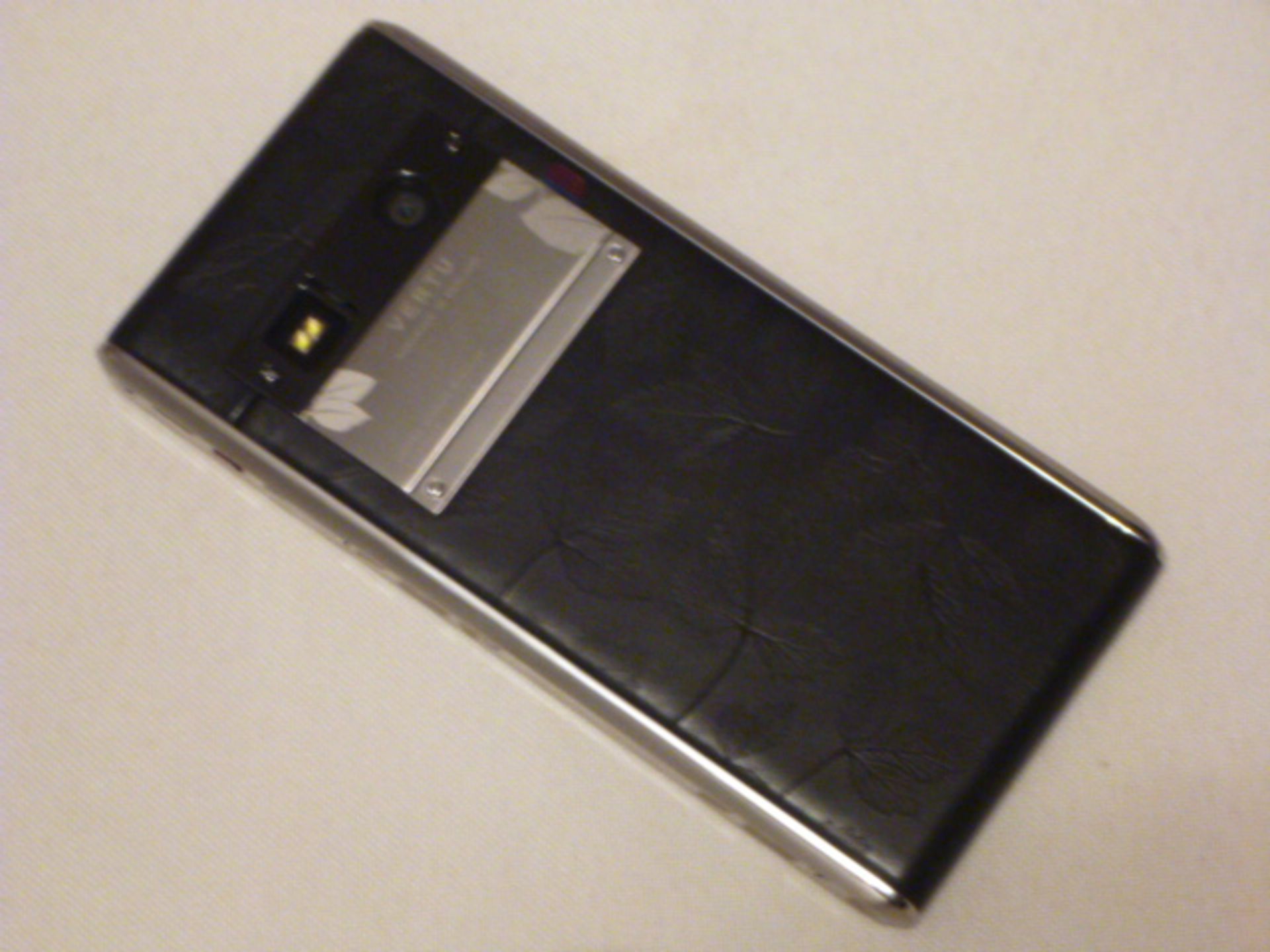 Vertu Aster Touch Phone, Limited Edition Leaf 038/100,with Matching Leaf Leather Case. S/N I-033699. - Bild 2 aus 3