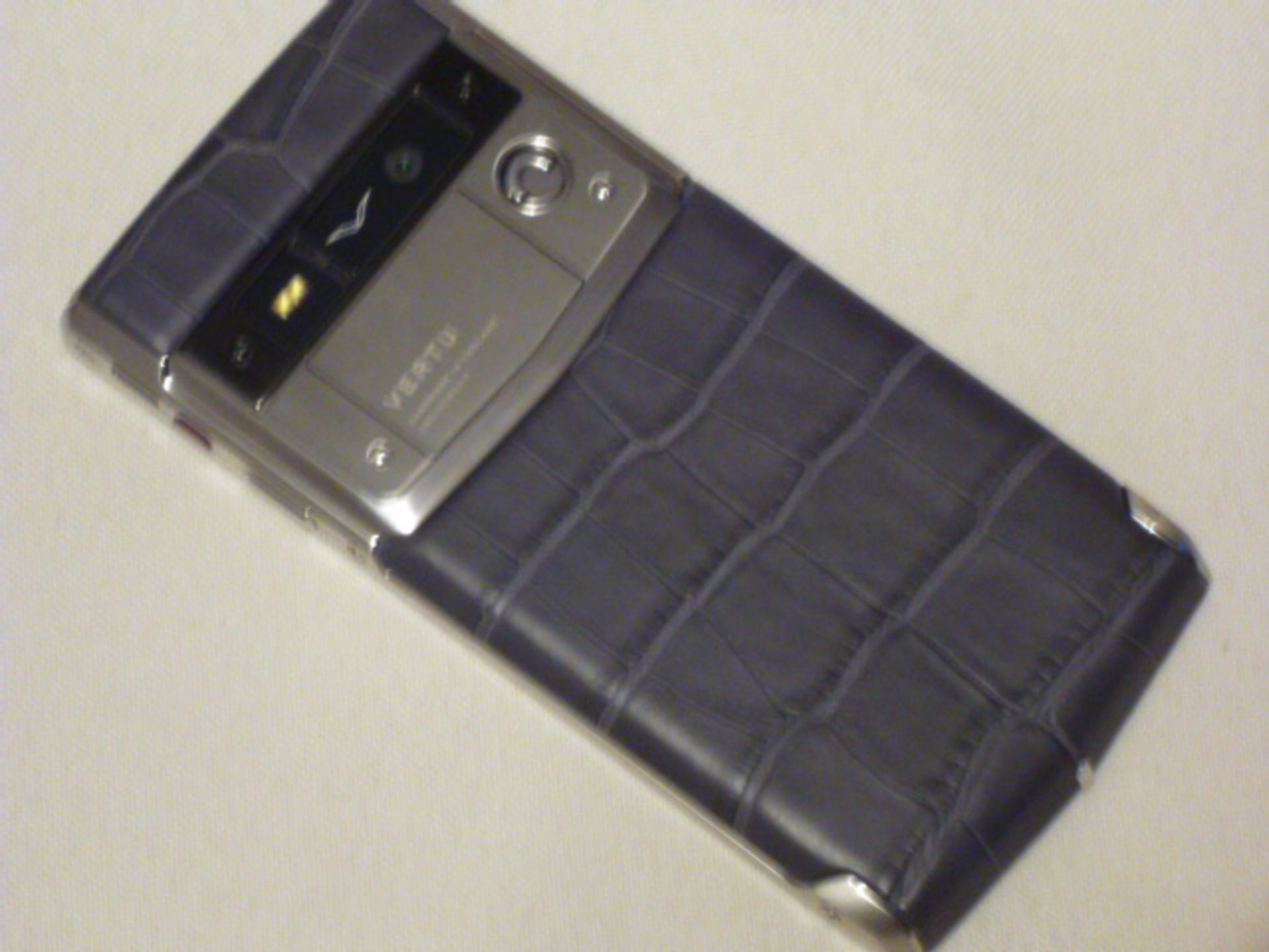 Vertu Signature Touch Phone with Grey Alligator, S/N EMX-006300. Comes with Sales Pack & Charging - Bild 2 aus 2