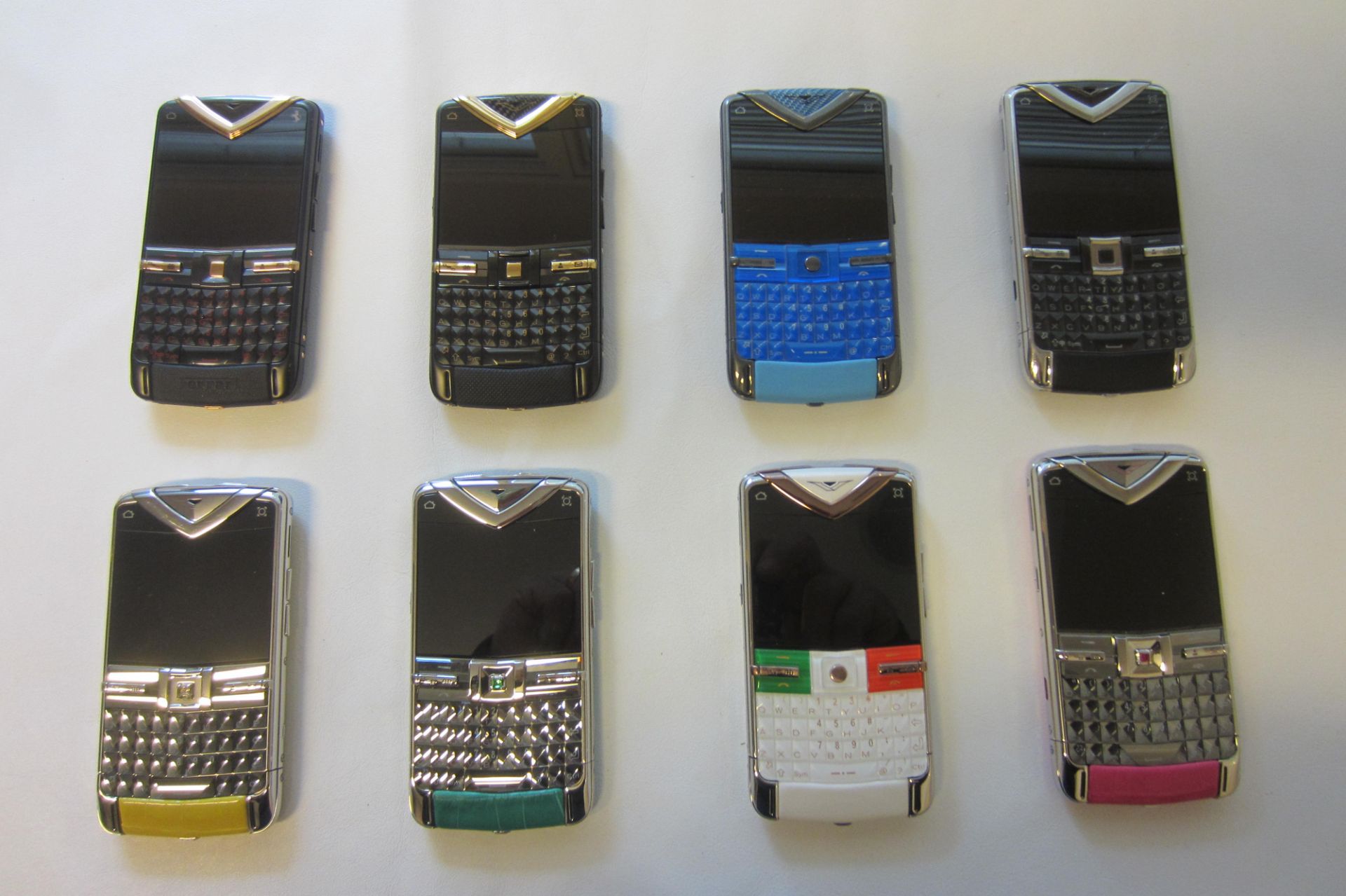 Re-Offered Due to Default by Buyer: Archive Collection of 23 Vertu Constellation Quest Phones - Bild 5 aus 13