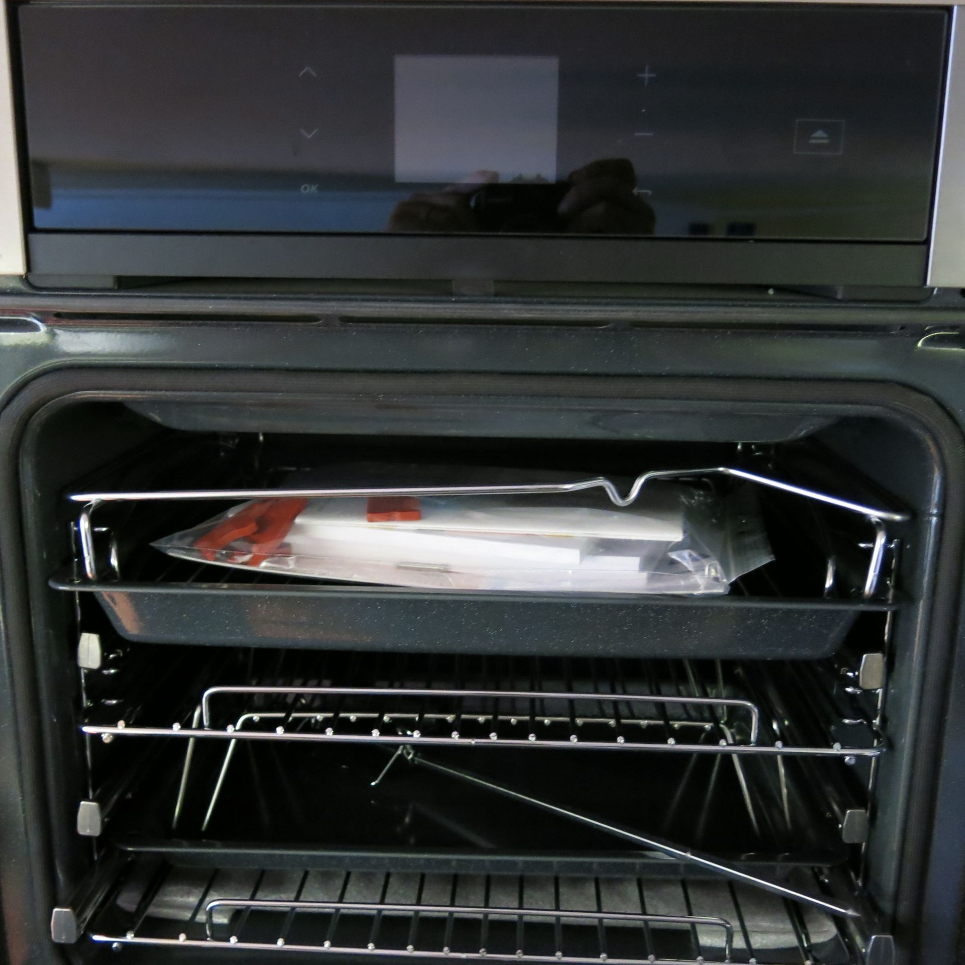 De Dietrich Integrated Stainless Steel Electric Single Oven, Model DOP895X. Ex Display with - Image 4 of 4