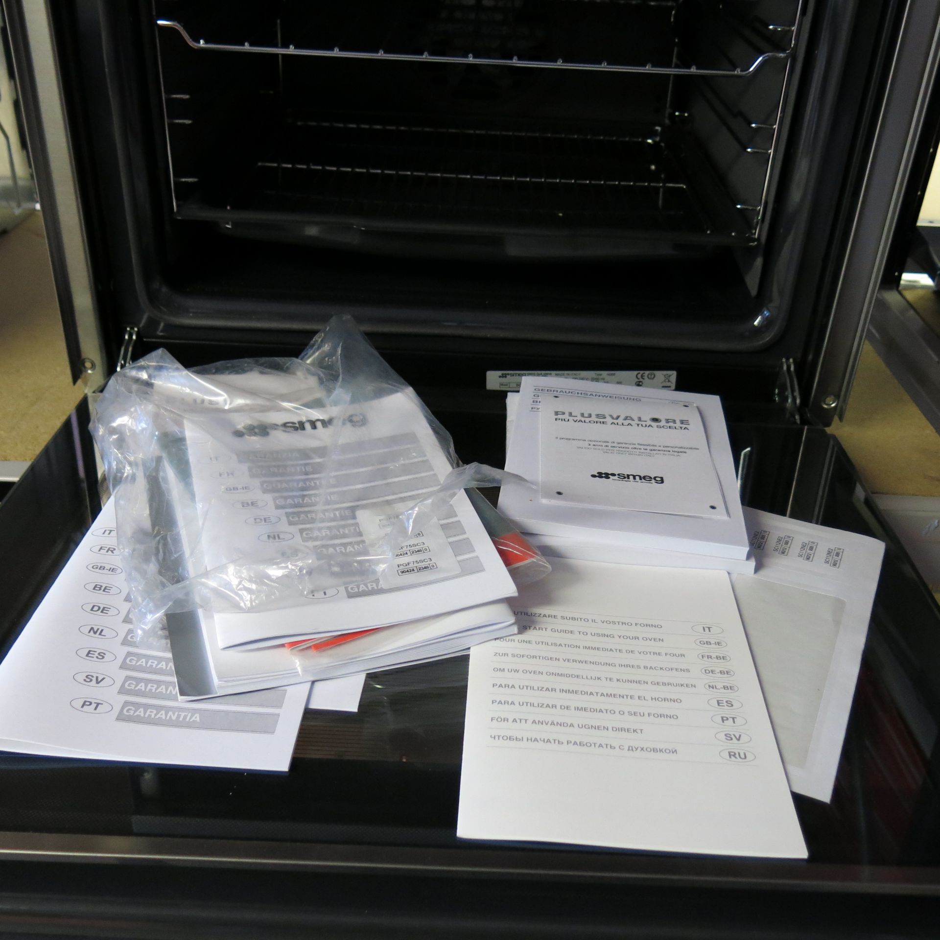 Smeg Integrated Single Electric Oven, Model SC112NE2 with Manuals. Ex Display. - Image 2 of 4