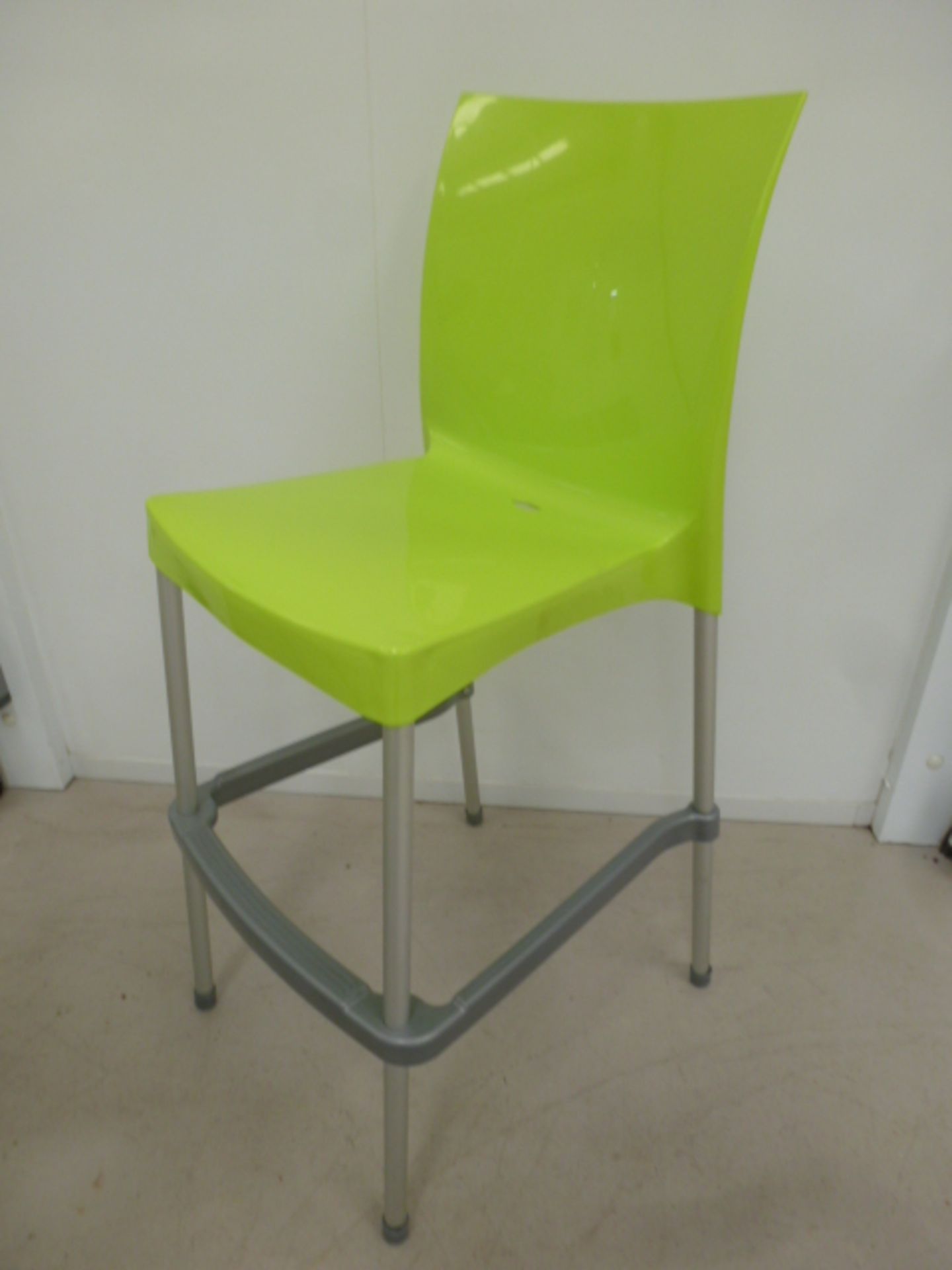 White Round Top Table (Dia 80cm x H 12cm) on Chrome Base with 4 x Plastic Lime Green Stools - Image 4 of 4