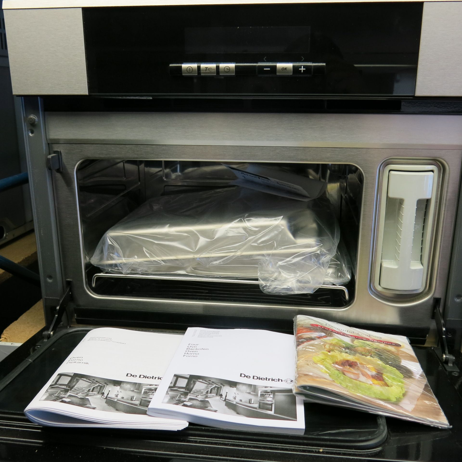 De Dietrich Built In Stainless Steel Compact Steam Oven with Accessories & Manuals, Model DOV745X. - Image 2 of 4