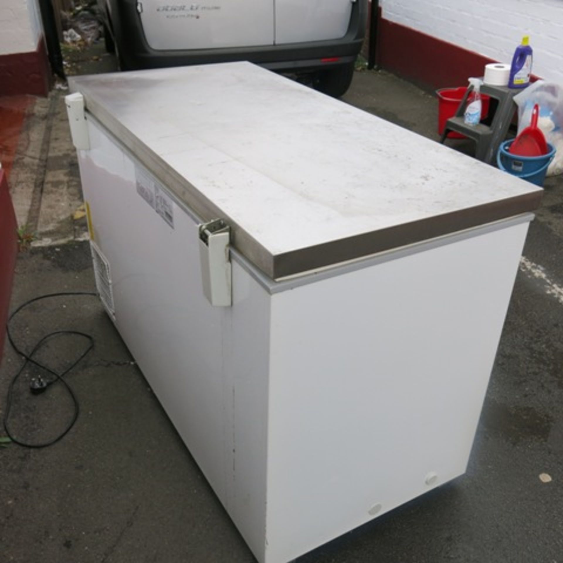 Polar Chest Freezer with Stainless Steel Top. Model CE210-B. Size (H) 89cm x (W) 213cm x (D) 70cm. - Image 9 of 10