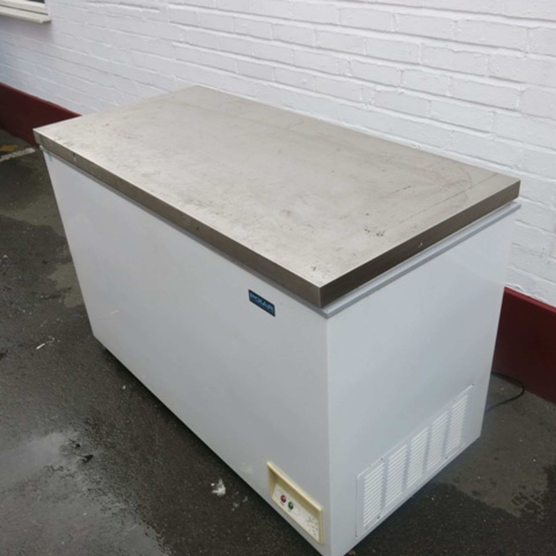 Polar Chest Freezer with Stainless Steel Top. Model CE210-B. Size (H) 89cm x (W) 213cm x (D) 70cm. - Image 3 of 10