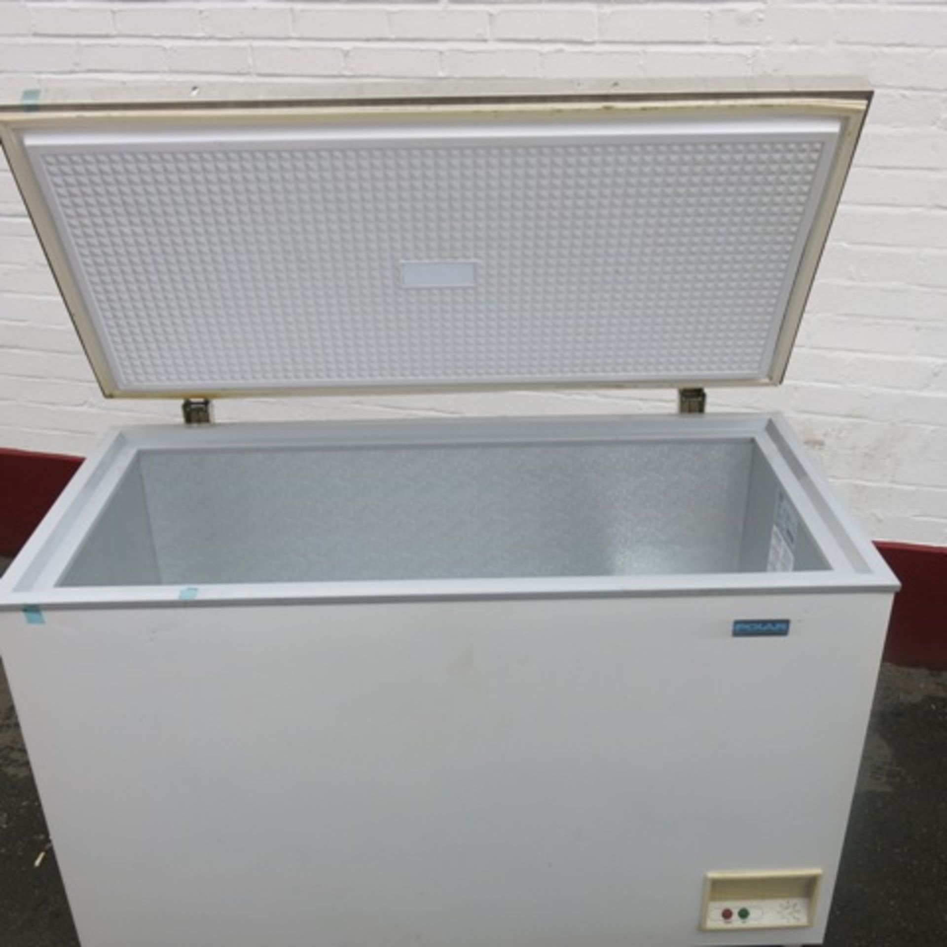 Polar Chest Freezer with Stainless Steel Top. Model CE210-B. Size (H) 89cm x (W) 213cm x (D) 70cm. - Image 10 of 10