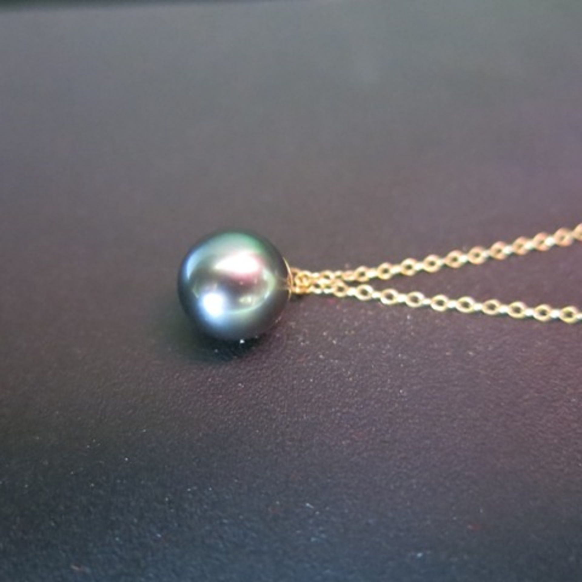 Tahitian 9mm Black Pearl Necklace with 21ct (875) Yellow Gold Chain. RRP £1200.00 - Image 3 of 3