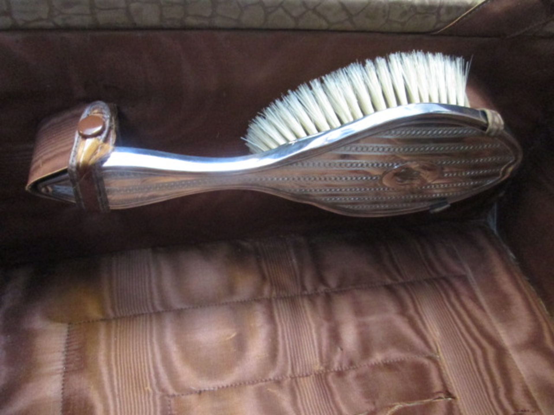 Silver 9 Piece Travelling Companion Set To Include: Mirror, Clothes Brush, Comb, Hair Brush, Perfume - Image 5 of 8