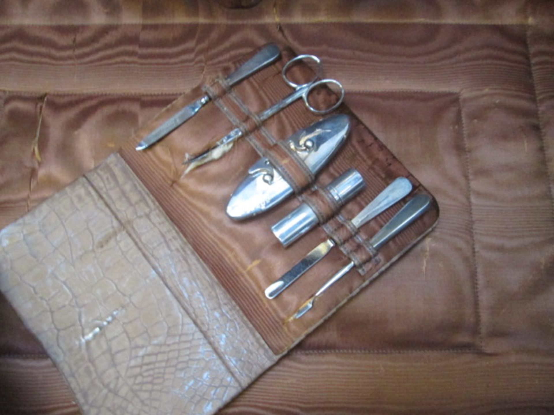 Silver 9 Piece Travelling Companion Set To Include: Mirror, Clothes Brush, Comb, Hair Brush, Perfume - Image 7 of 8