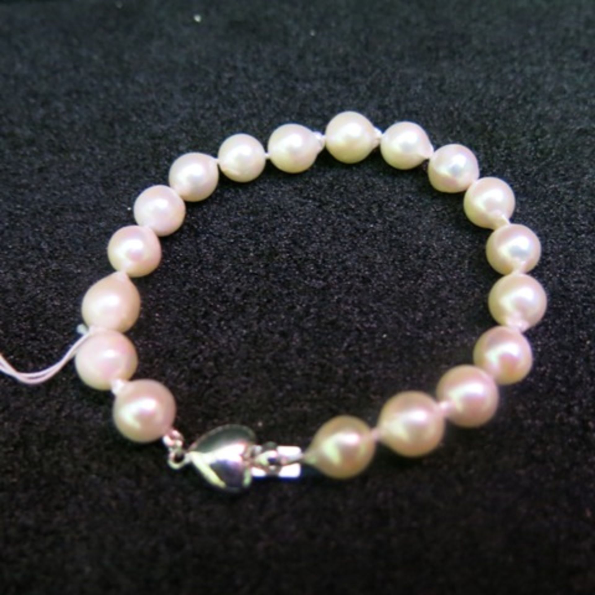 Pearl Bracelet (8mm) with Silver (925) Heart Shaped Clasp in Presentation Case. RRP £258.00 - Image 2 of 5