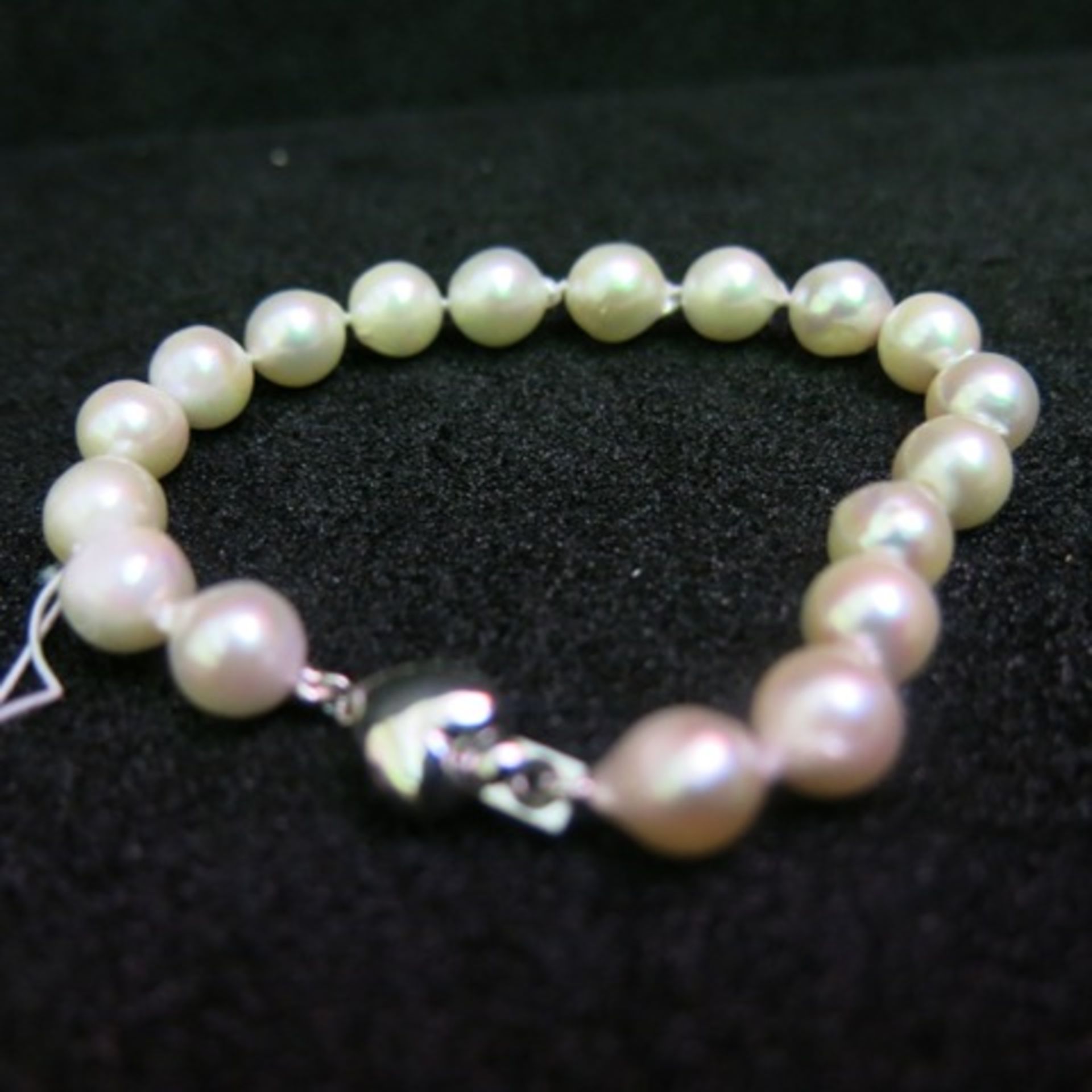 Pearl Bracelet (8mm) with Silver (925) Heart Shaped Clasp in Presentation Case. RRP £258.00 - Image 3 of 5