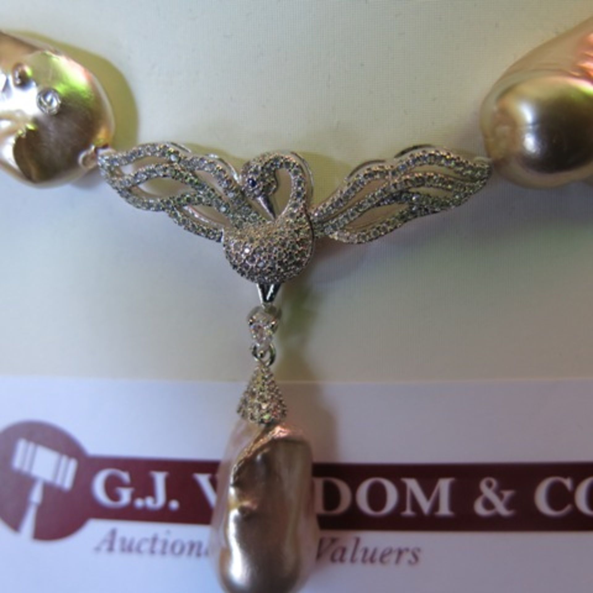 Large Miss-Shaped Pearl Effect Stone Necklace with Swan Motif to Centre. RRP £168.00 - Image 3 of 4